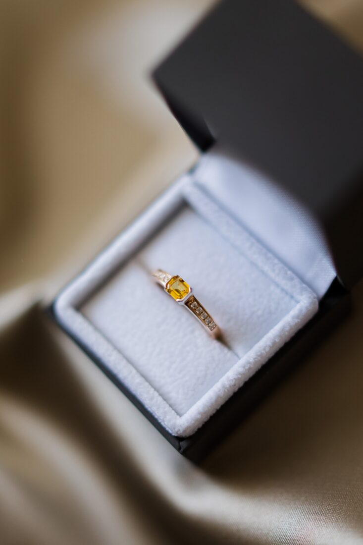 Кольцо из золота 585 пробы с желтым сапфиром и бриллиантами.