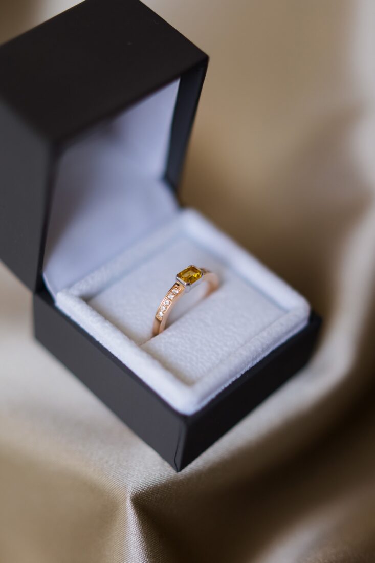 Кольцо из золота 585 пробы с желтым сапфиром и бриллиантами.