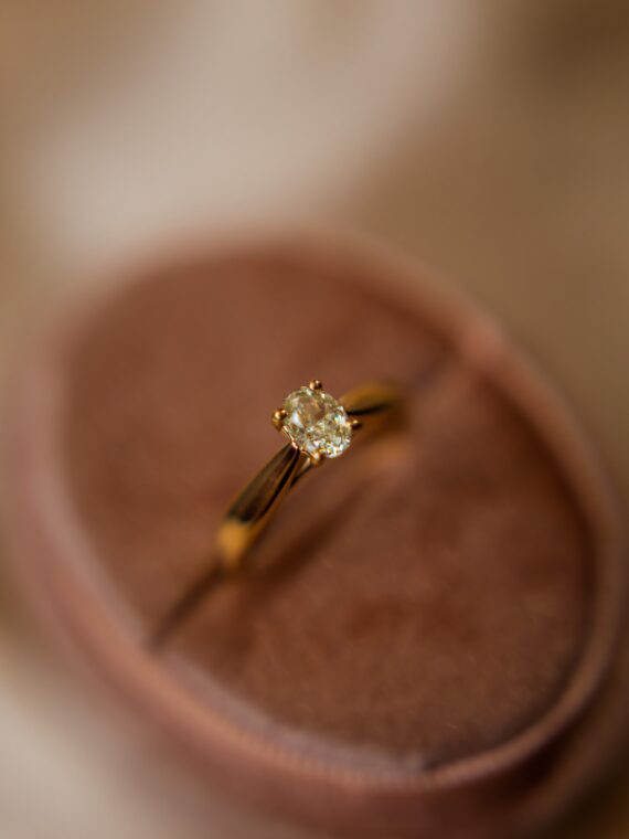 Kuldsormus briljandiga