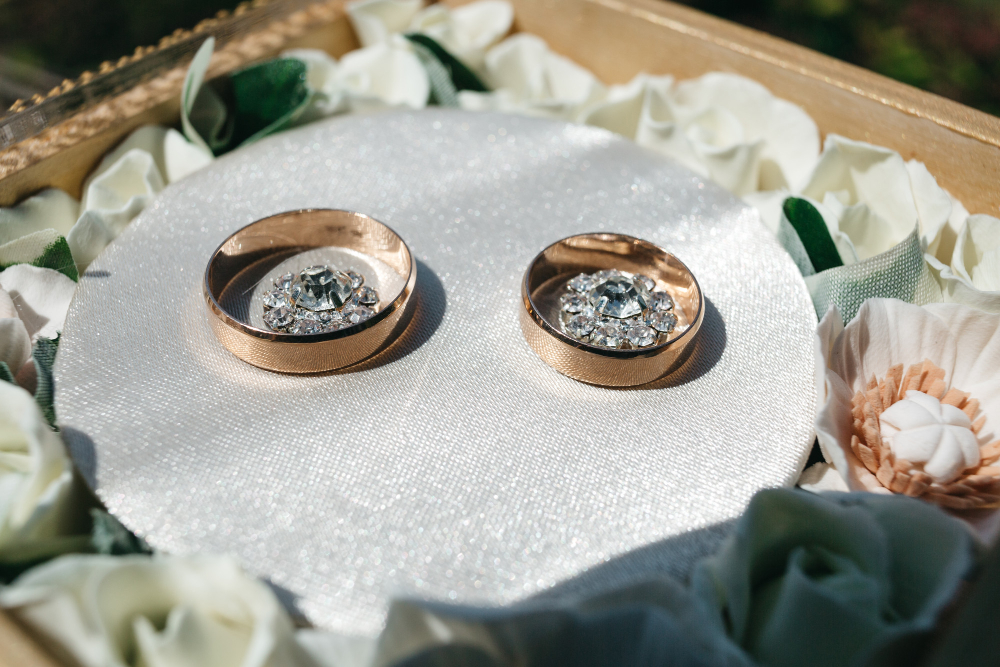 Как выбрать идеальные помолвочные и обручальные кольца с бриллиантами