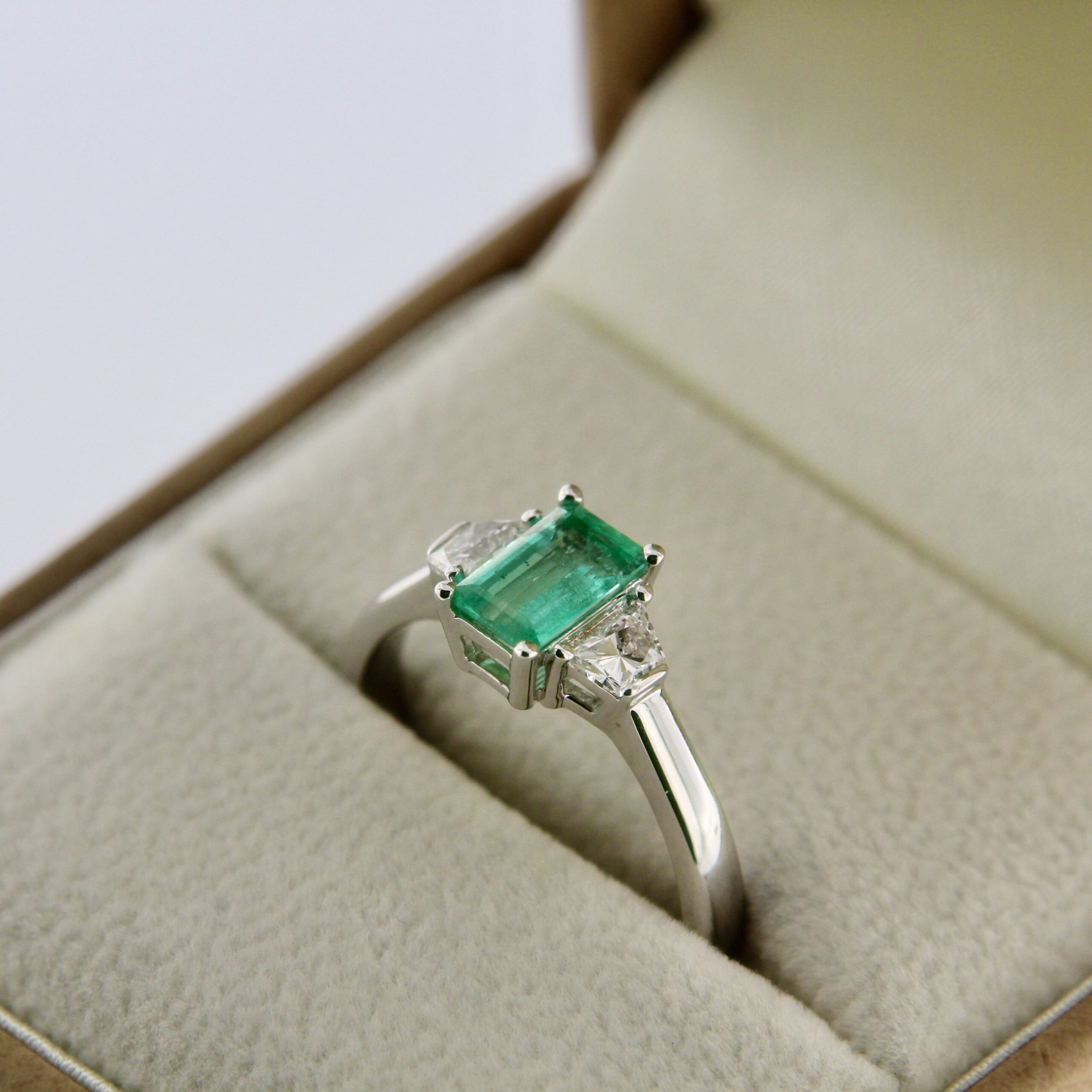 Colombian Emerald Diamond Gold Ring