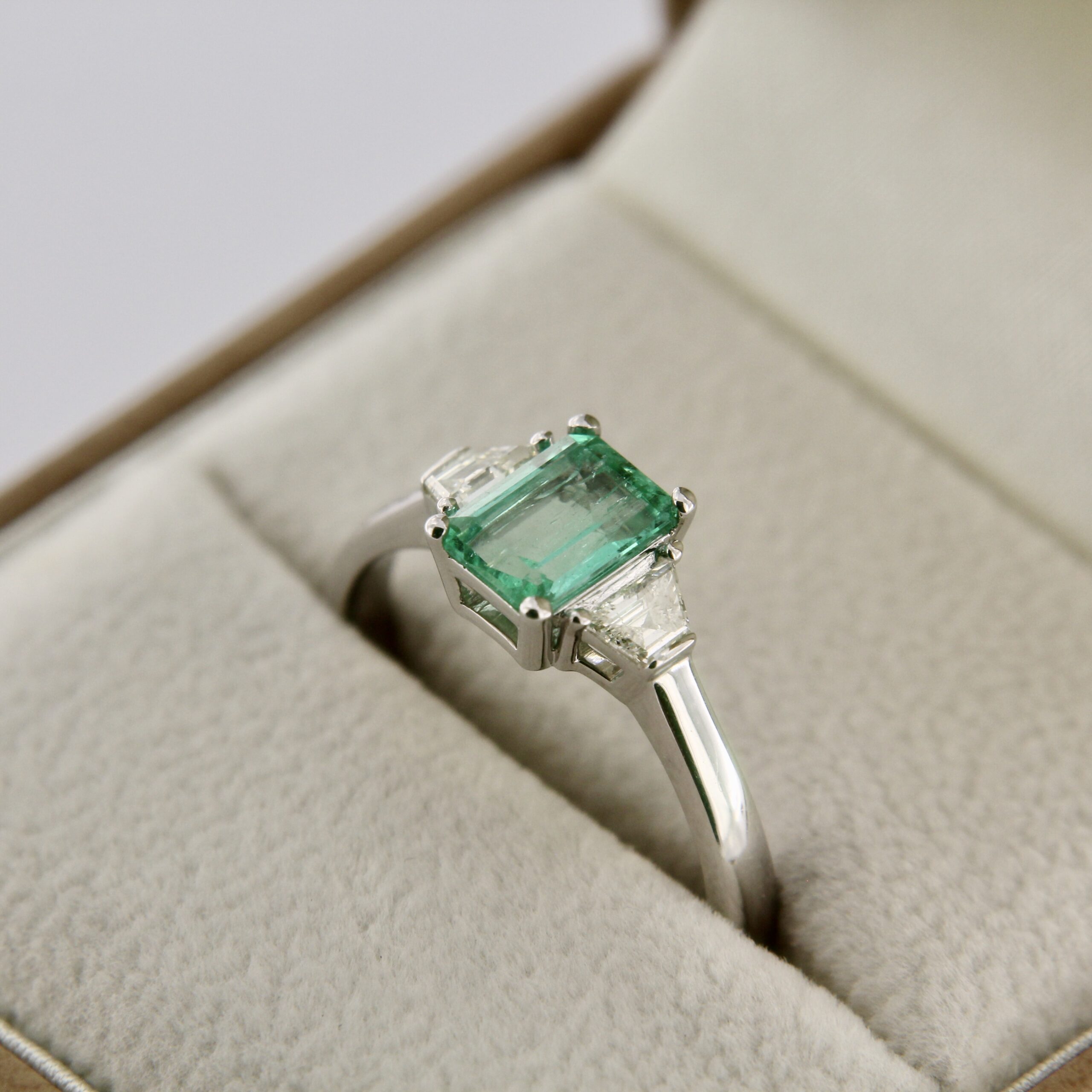 Colombian Emerald Diamond Gold Ring