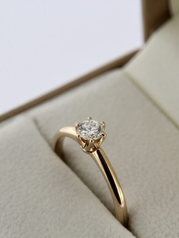 Kuldsõrmus briljandiga