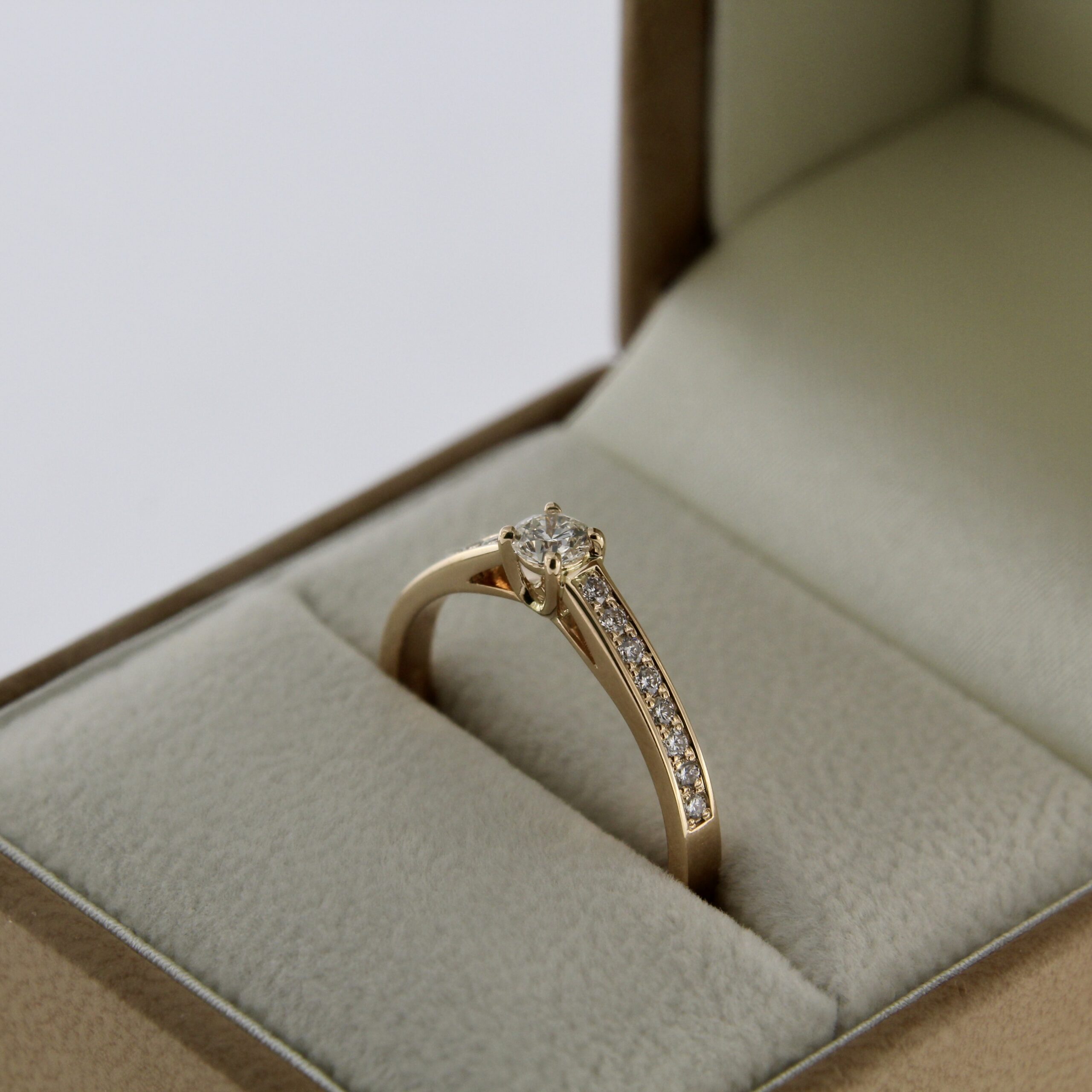 Kuldsõrmus briljantidega