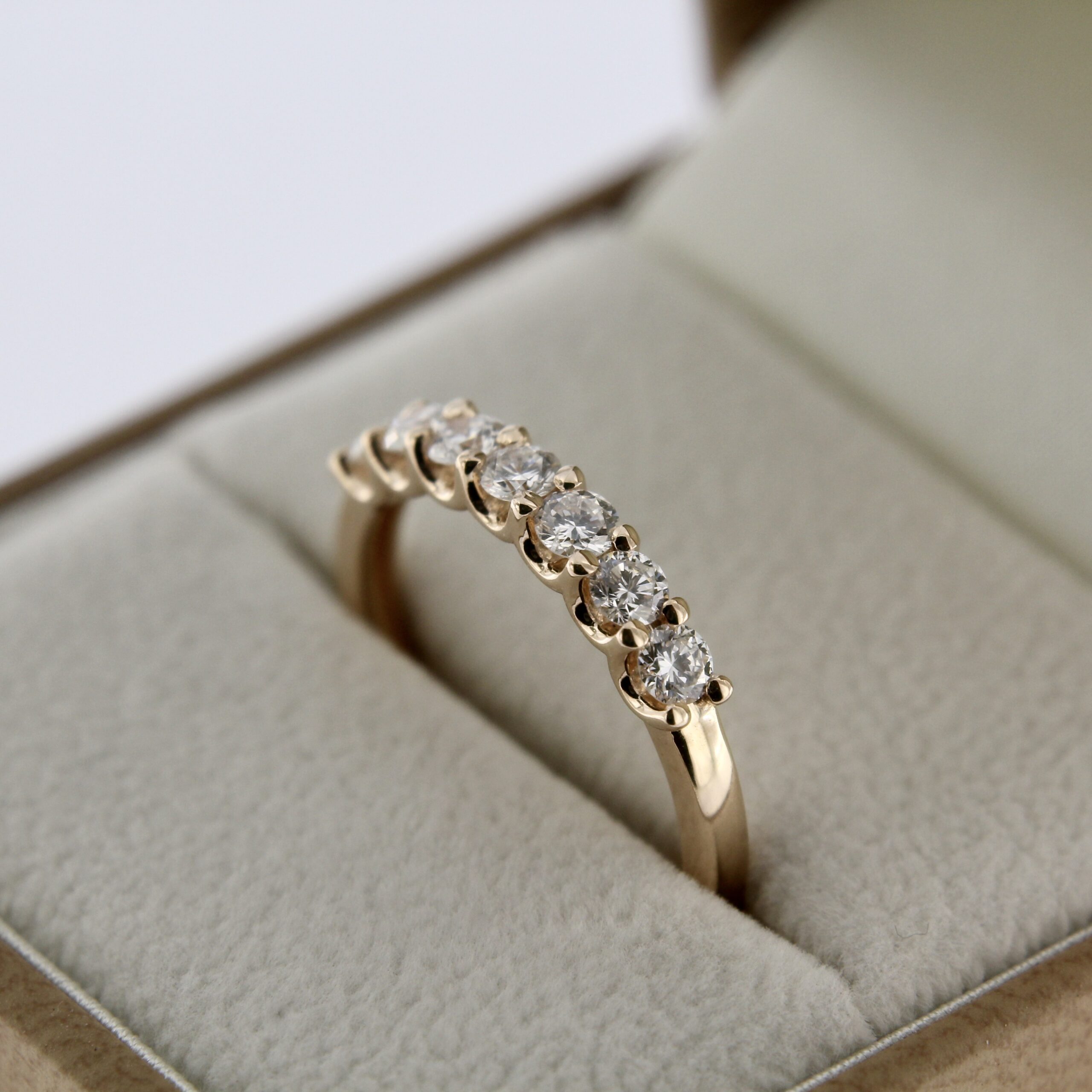 Kuldsõrmus briljantidega