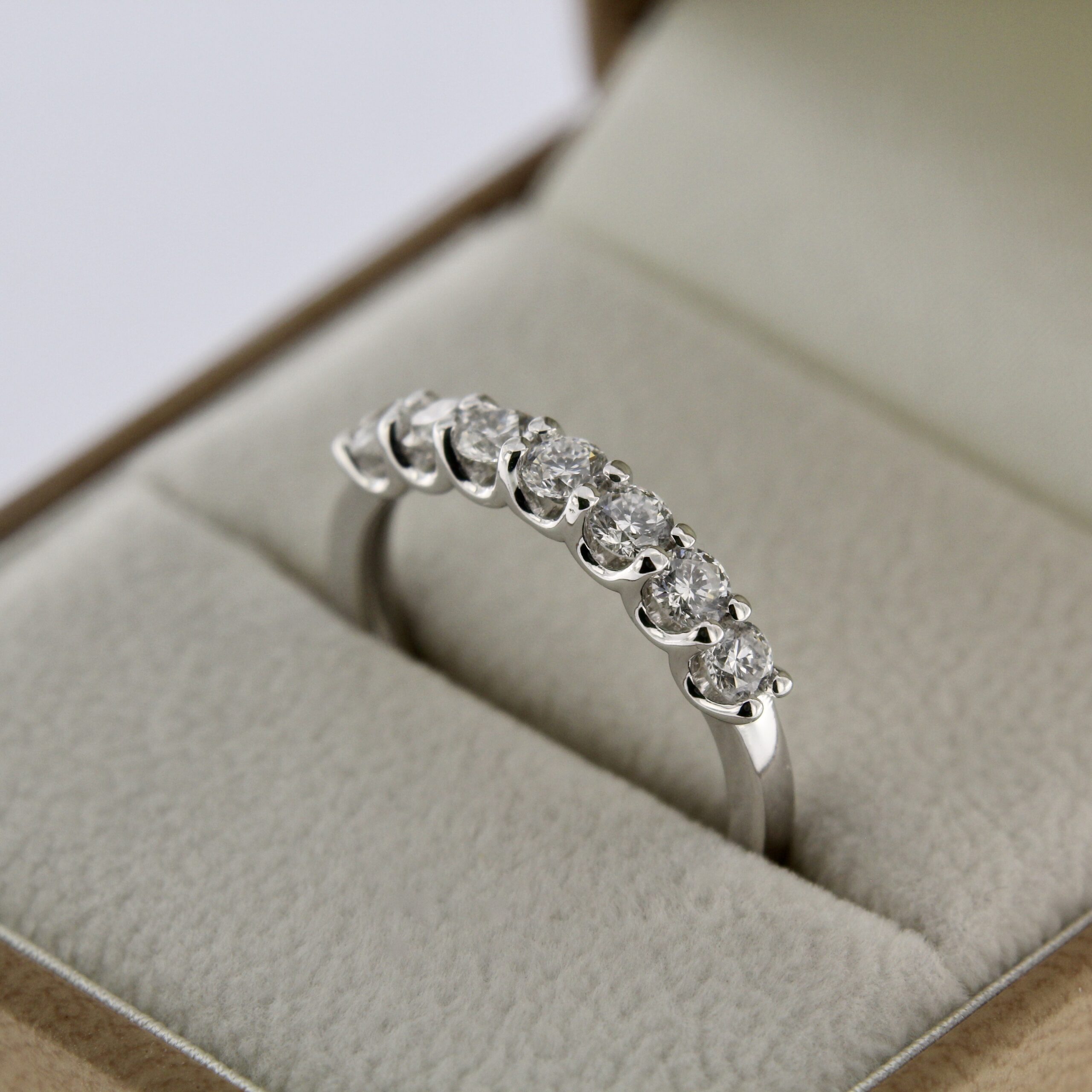 Kuldsõrmus briljantidega