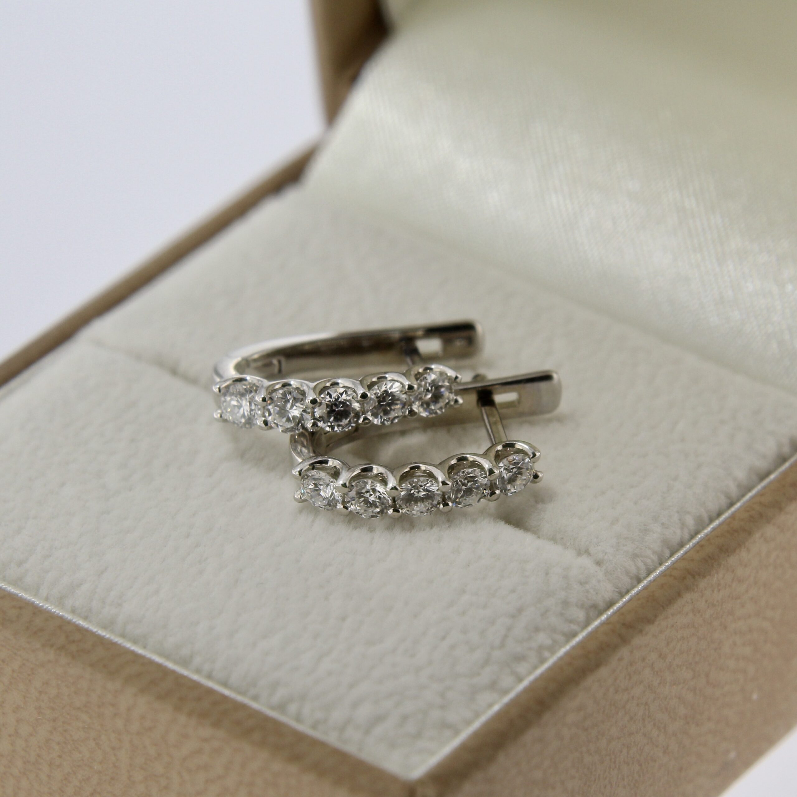 Kuldkõrvarõngad briljantidega