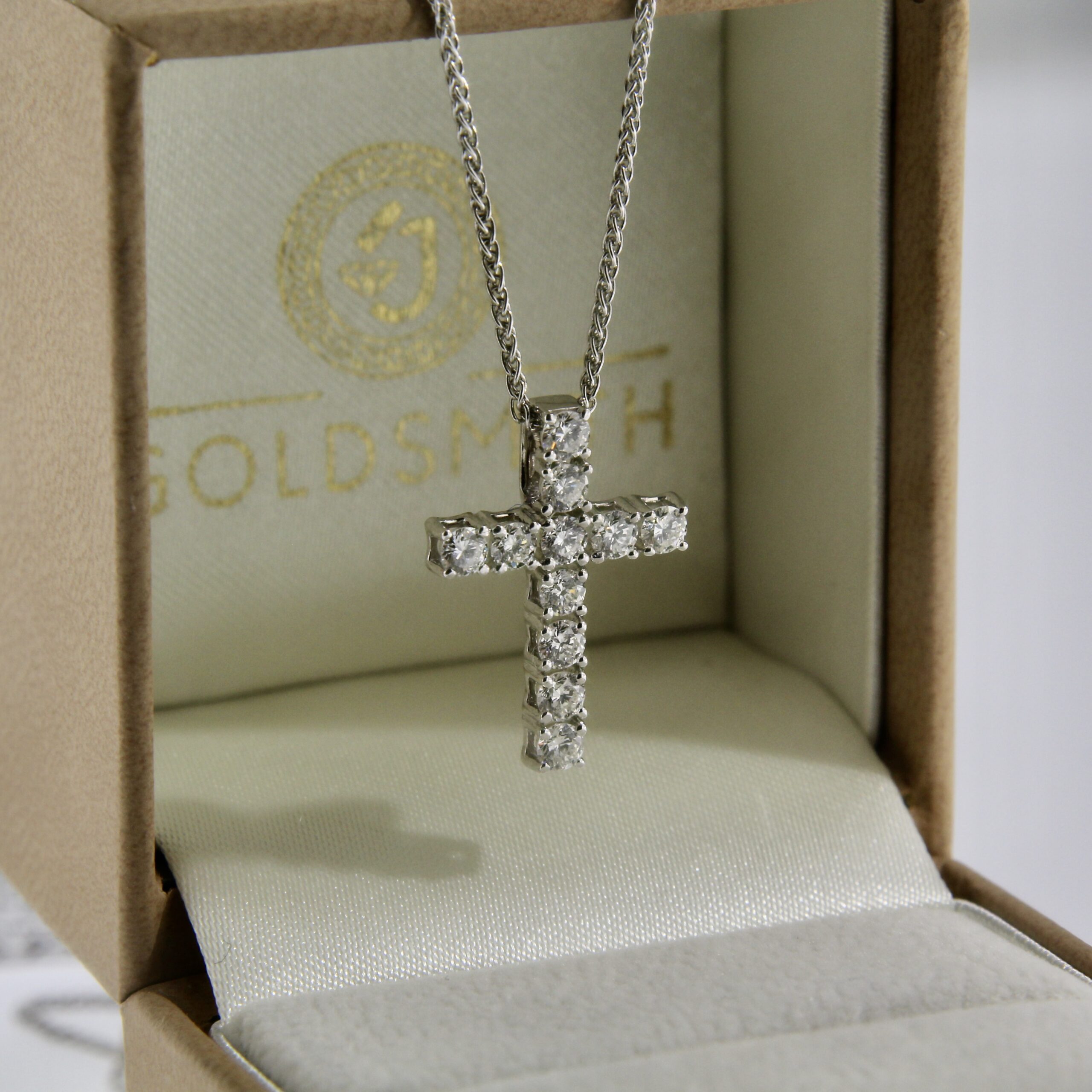 Kuldrist briljantidega