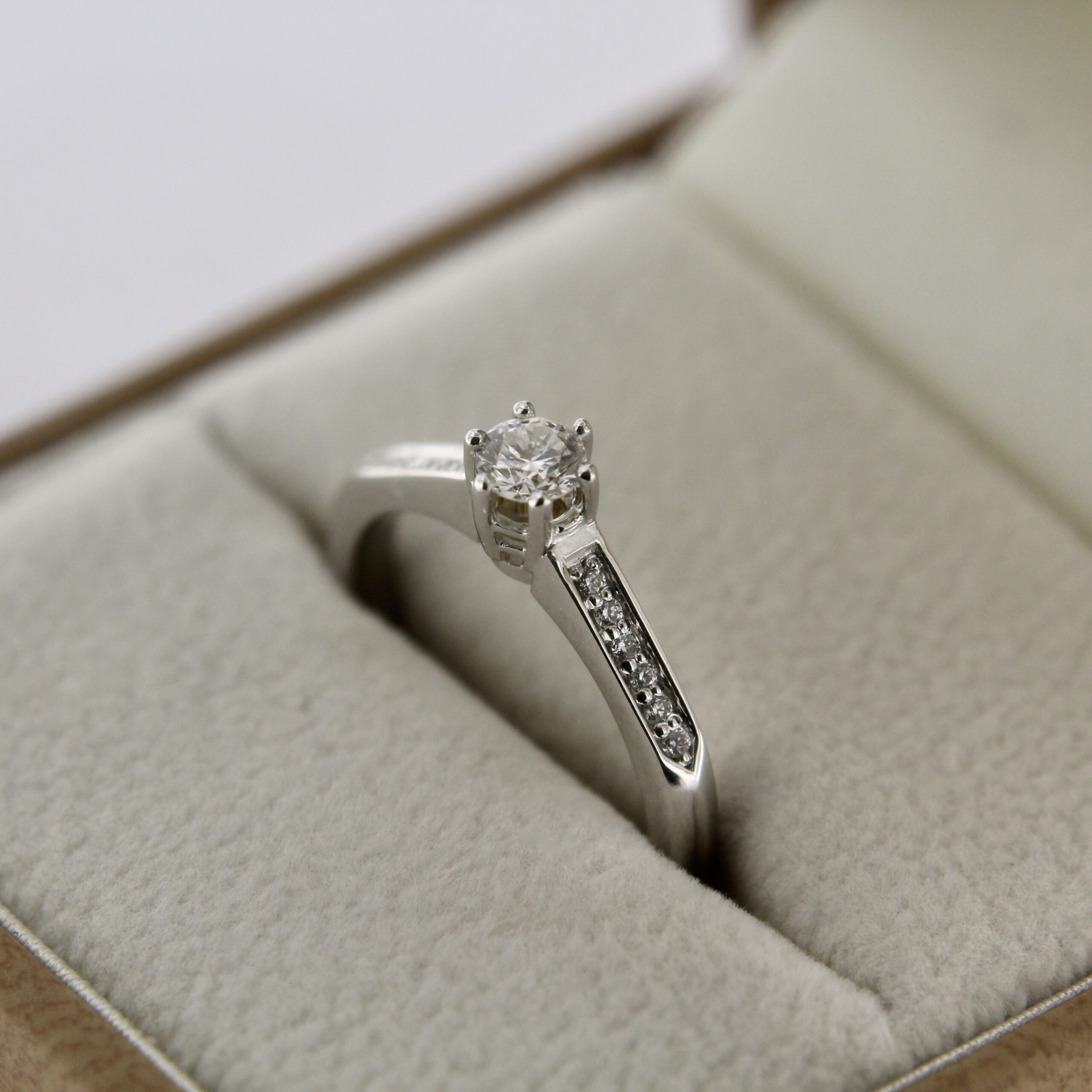 Kuldsõrmus briljantidega