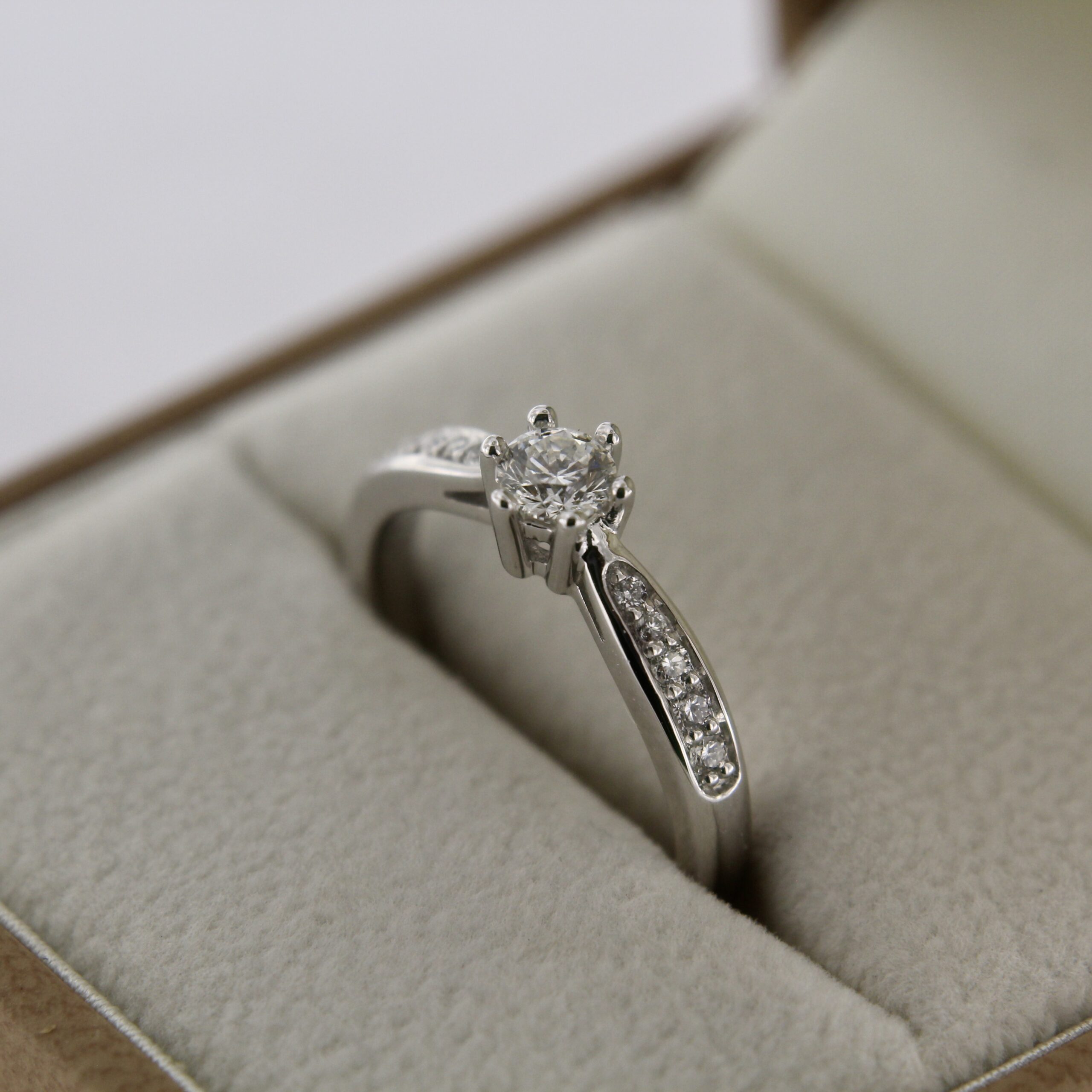 Kuldsõrmus briljantidega