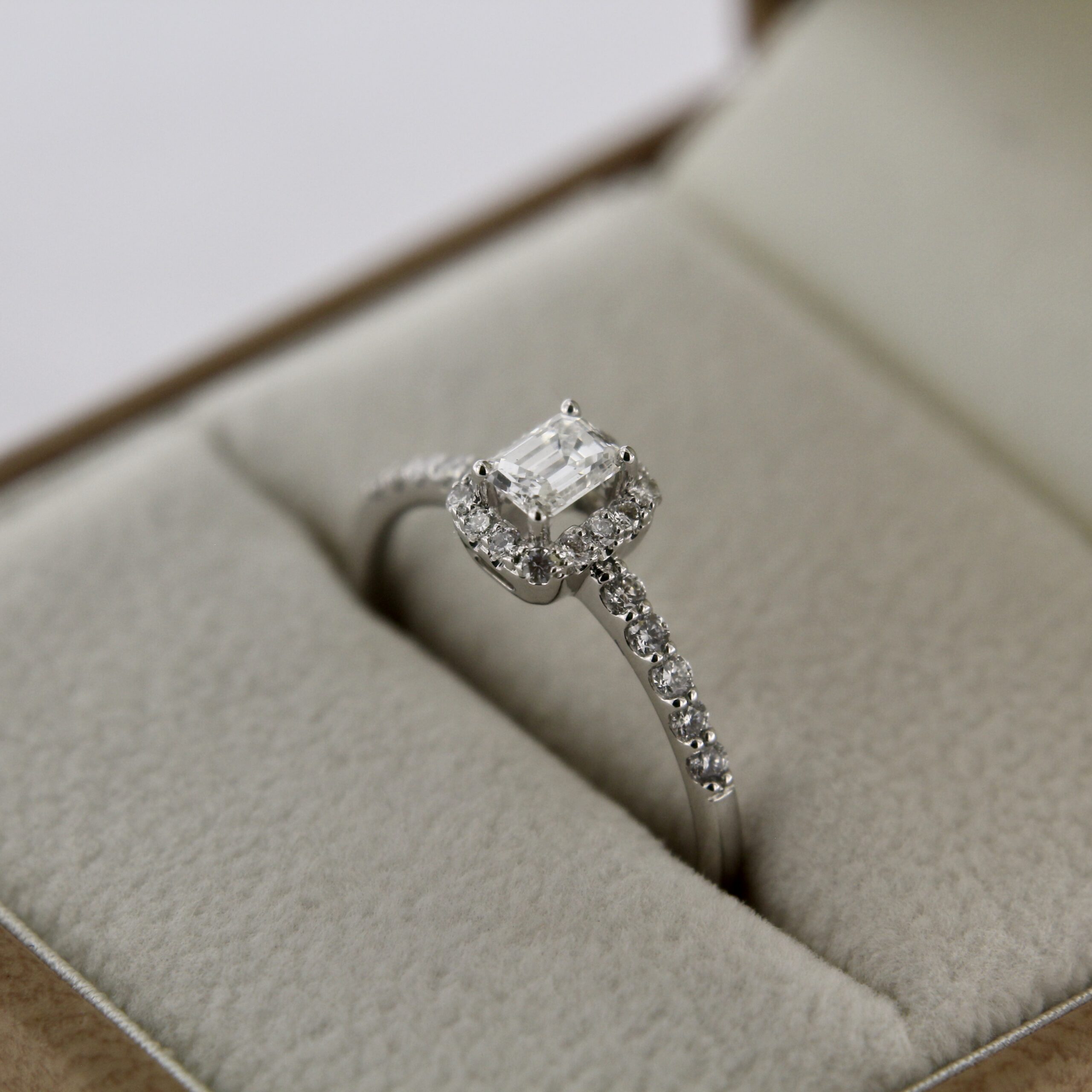 Kuldsõrmus briljantidega