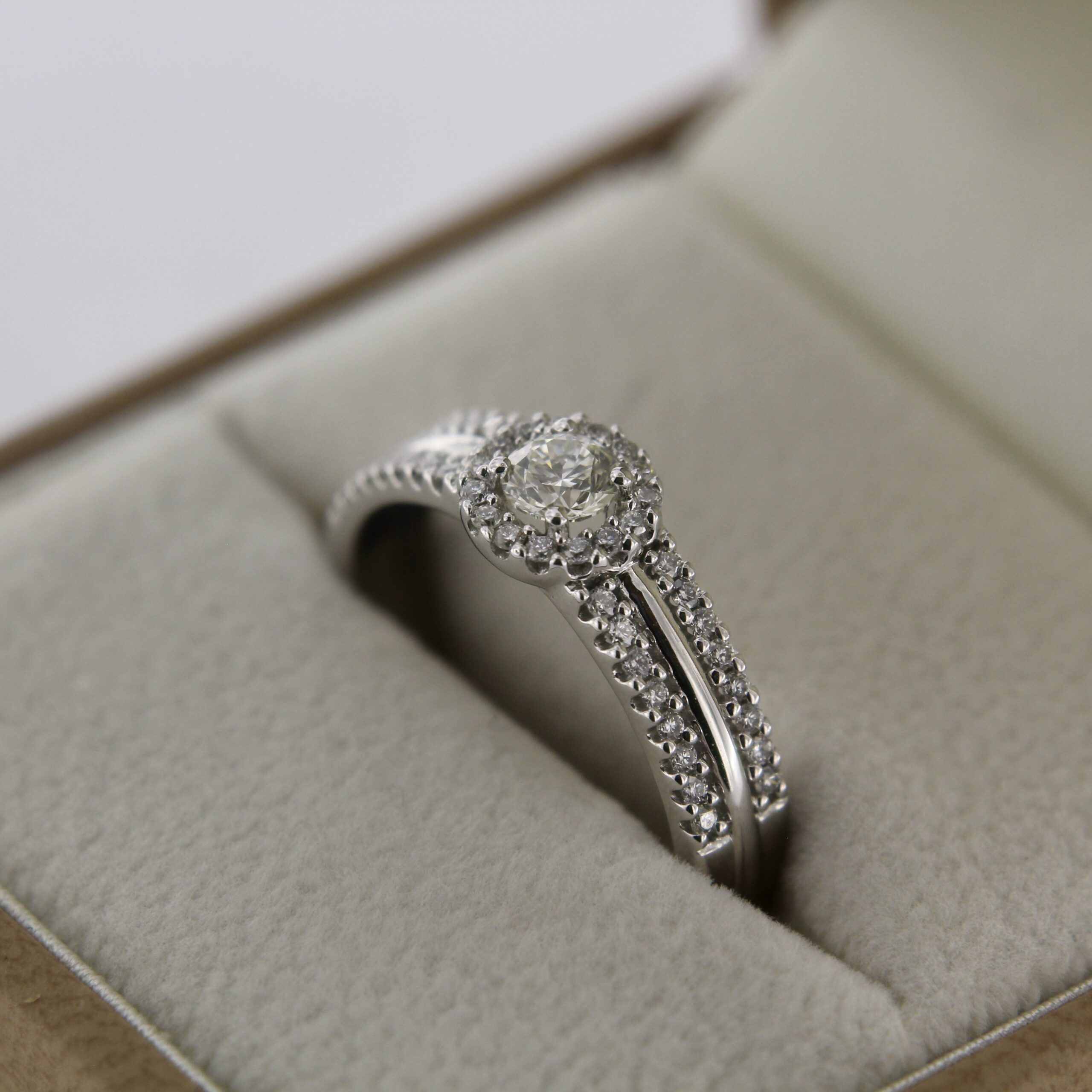 Kuldsõrmus briljantidega