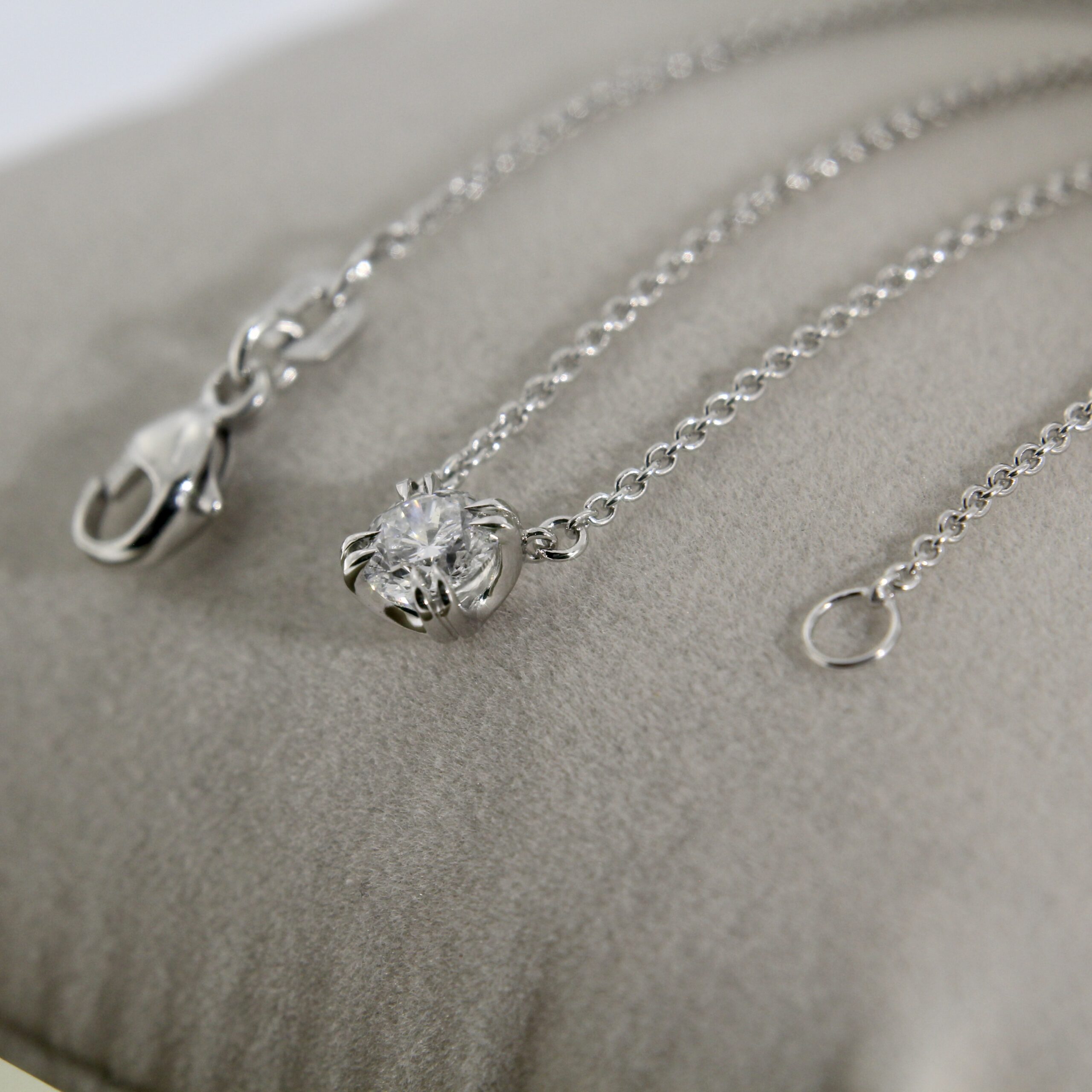 Kuldkaelakee briljandiga