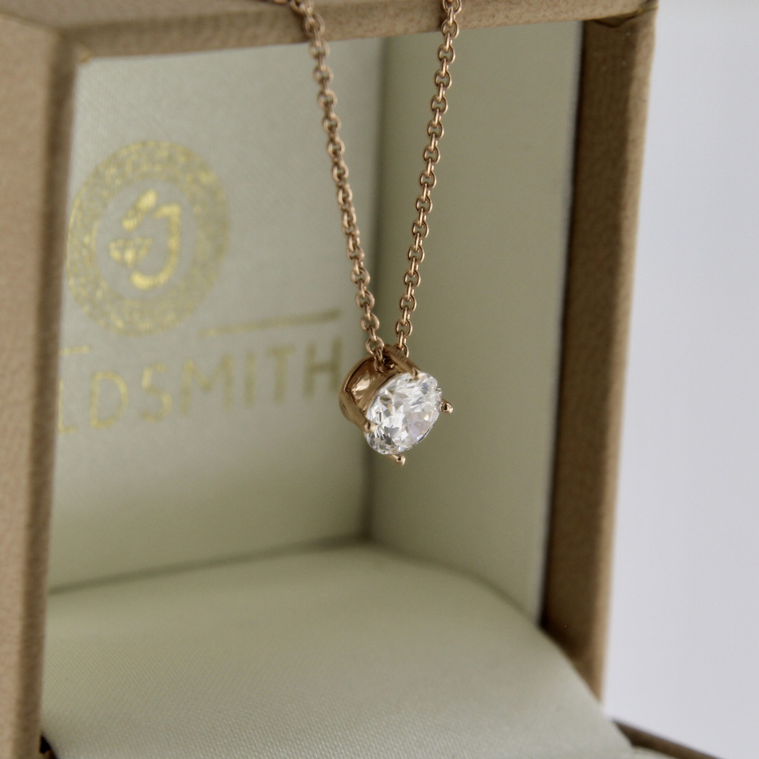 Kuldkaelakee briljandiga