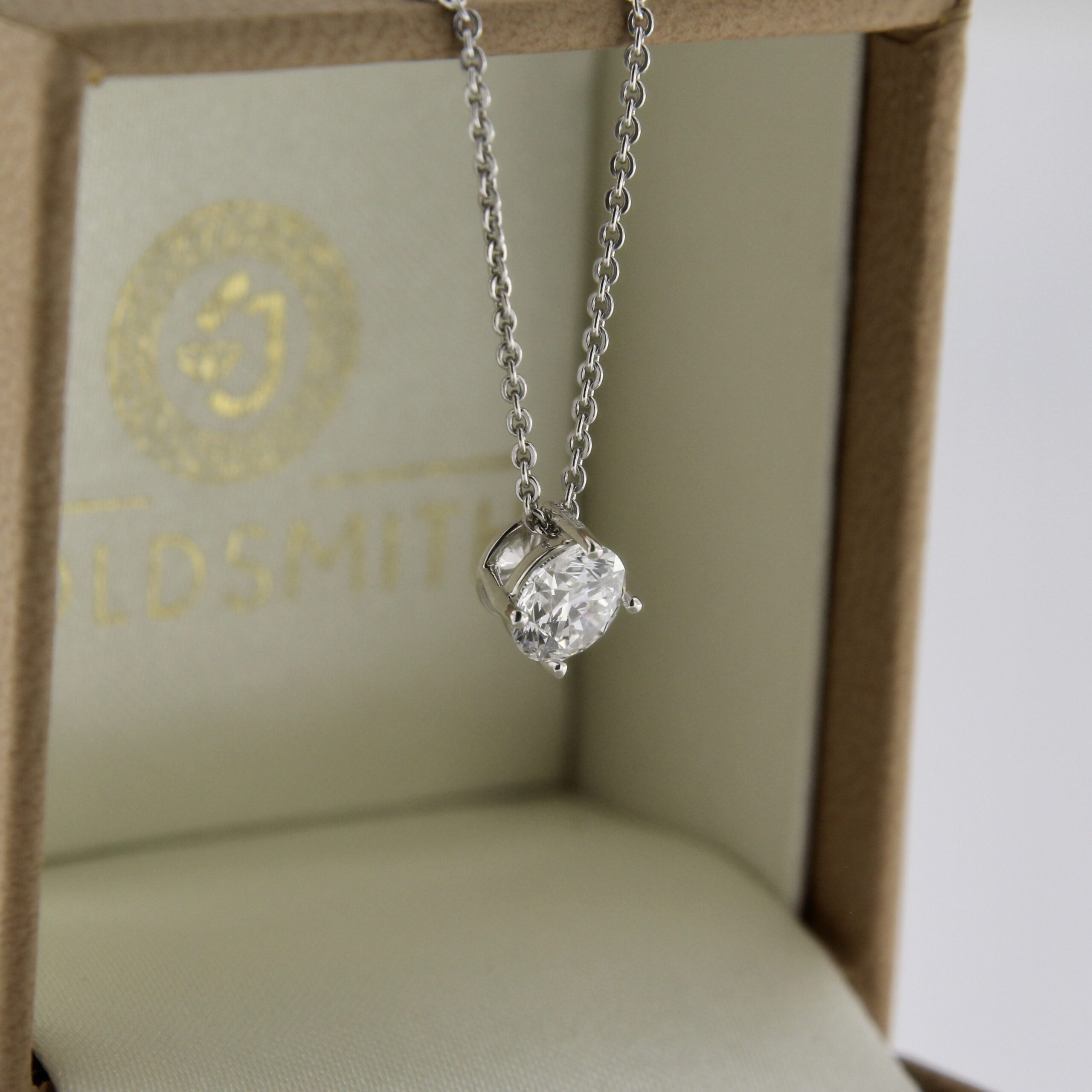 Kuldkaelakee briljandiga