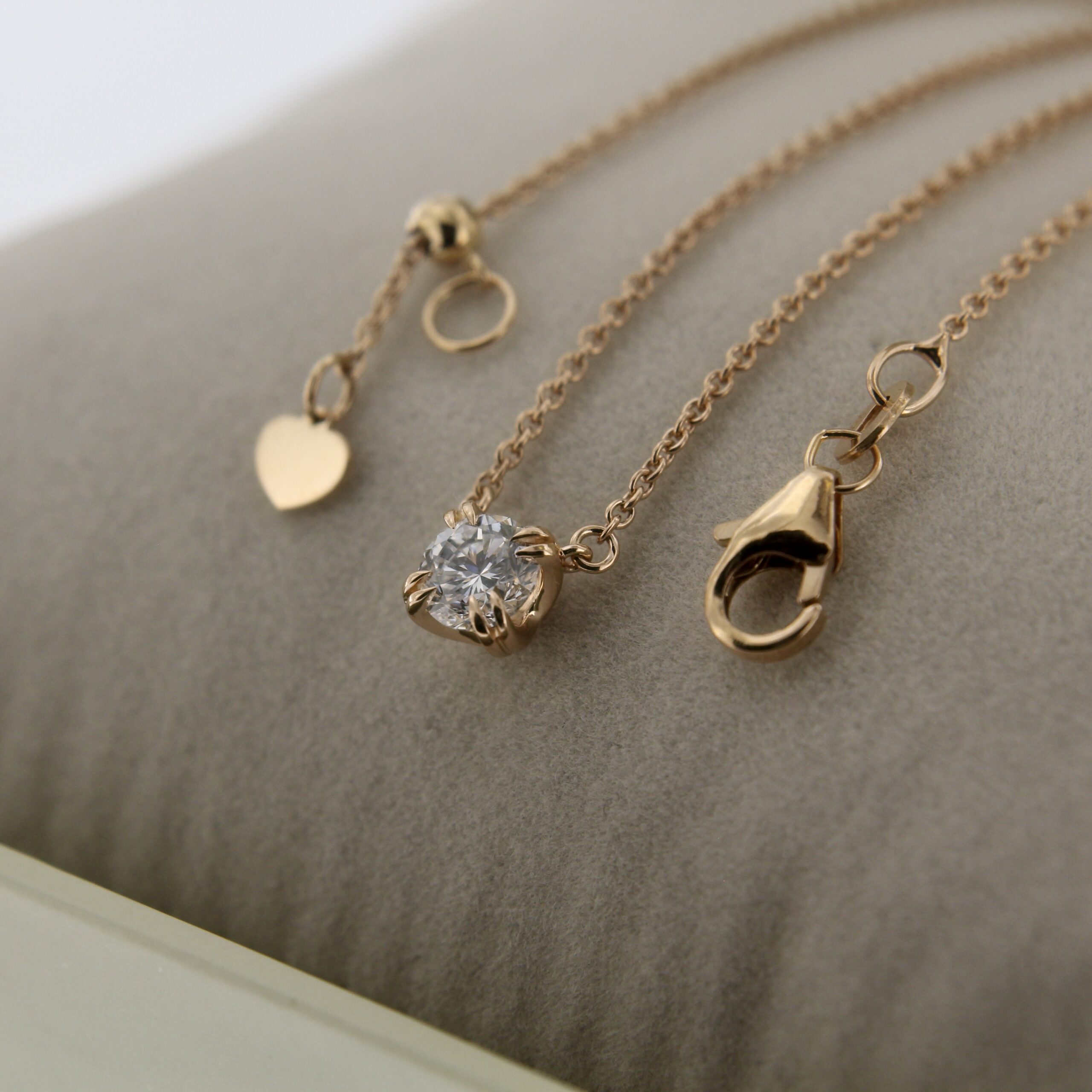 Kuldkaelakee briljandiga