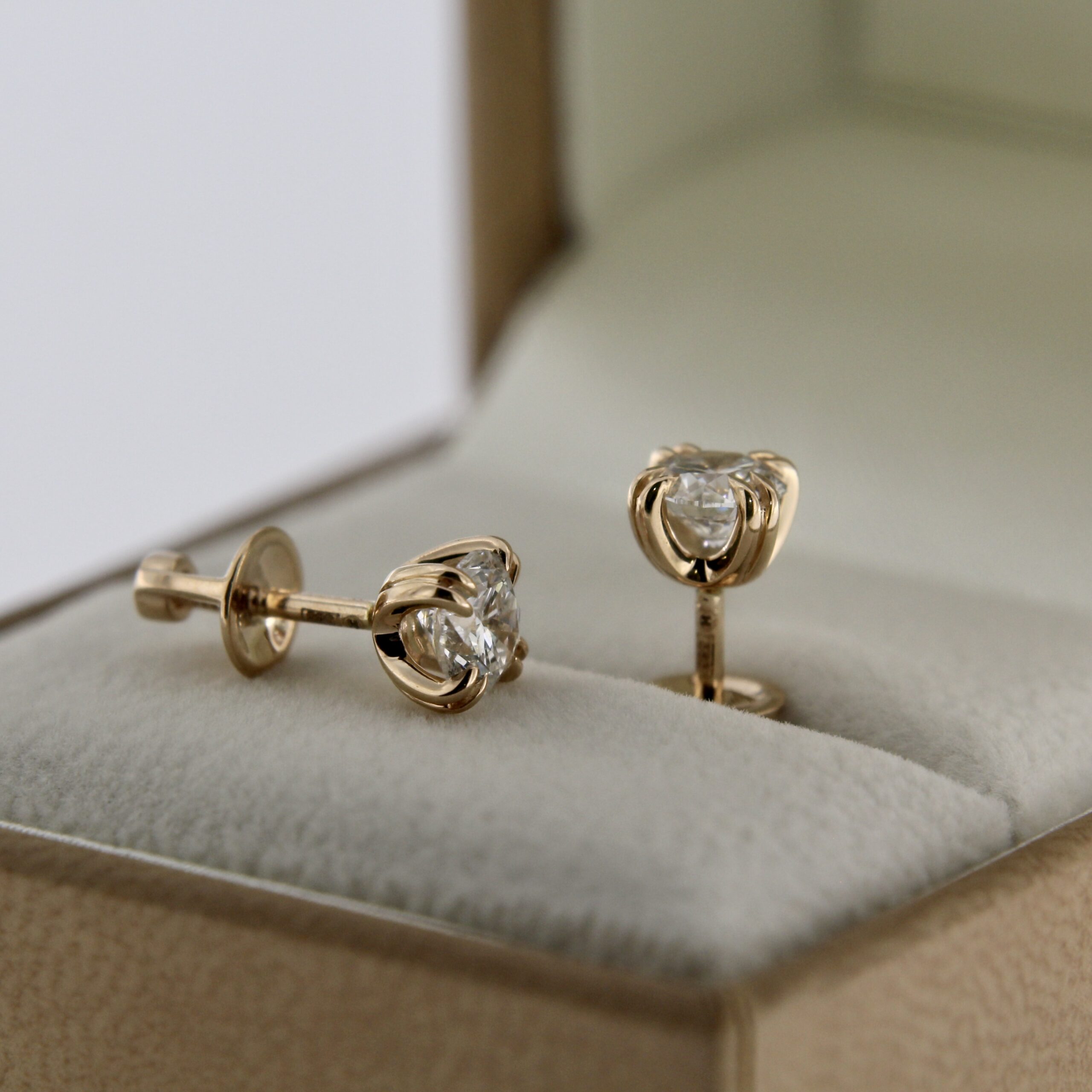 Kuldkõrvarõngad briljantidega