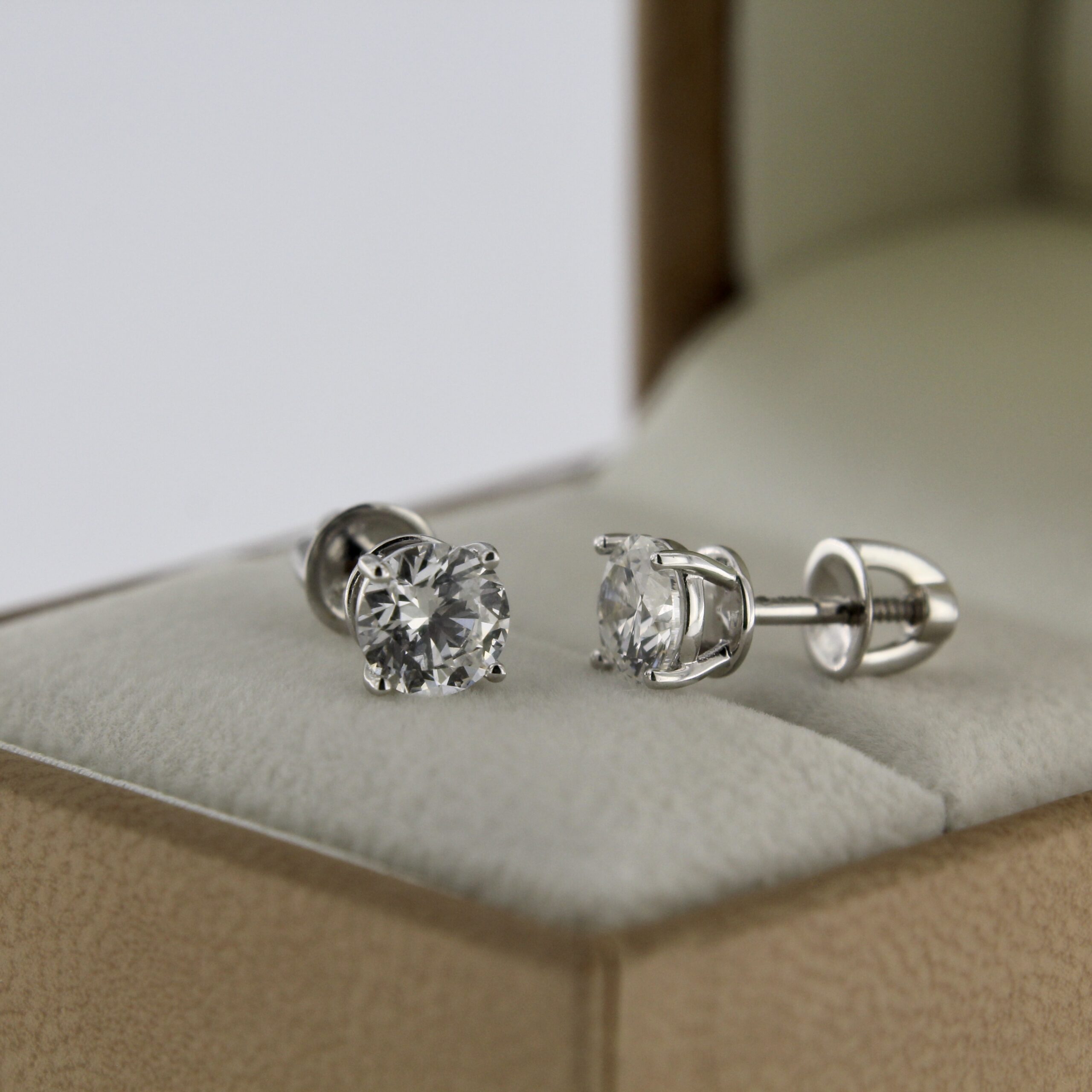 Kuldkõrvarõngad briljantidega