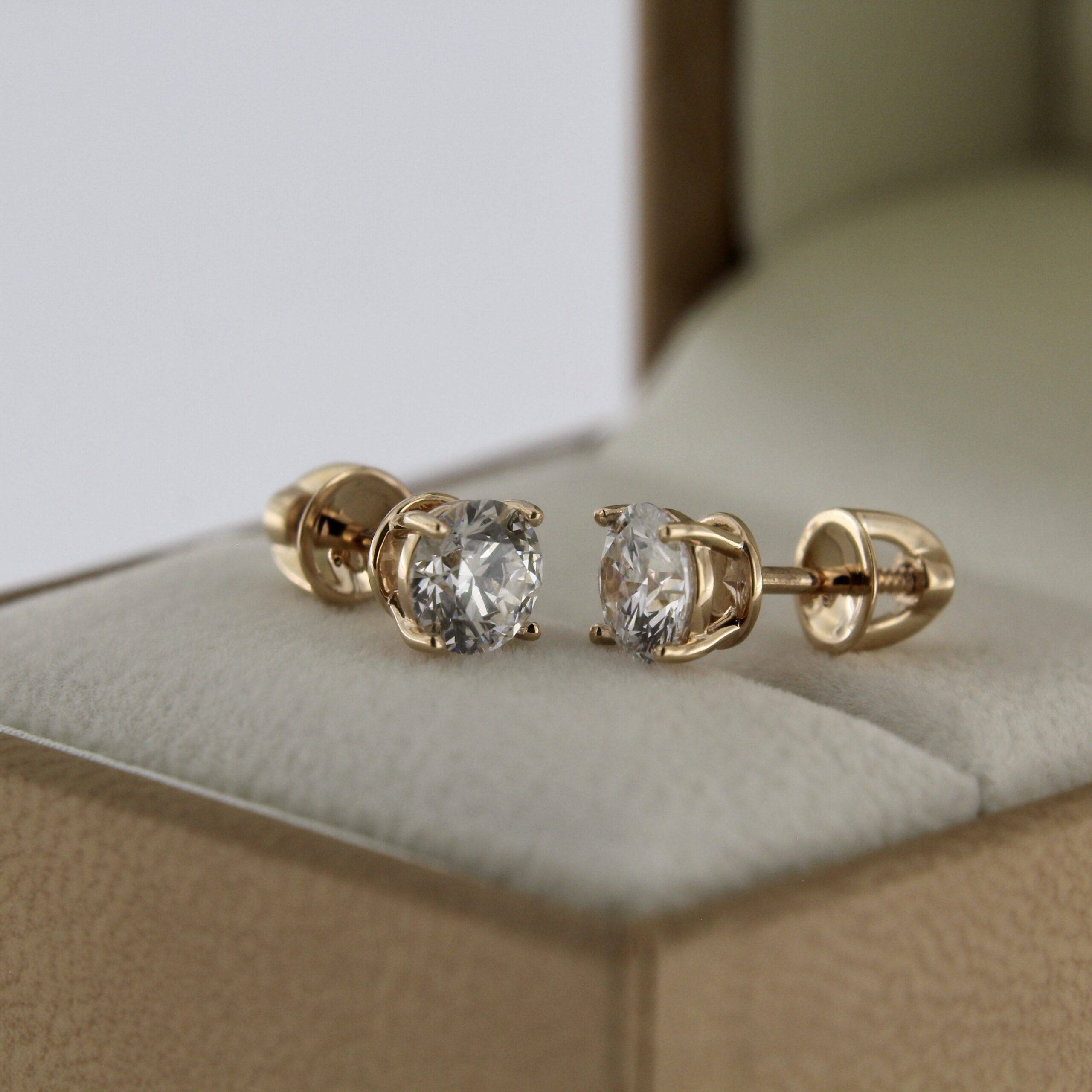 Kuldkõrvarõngad briljantidega