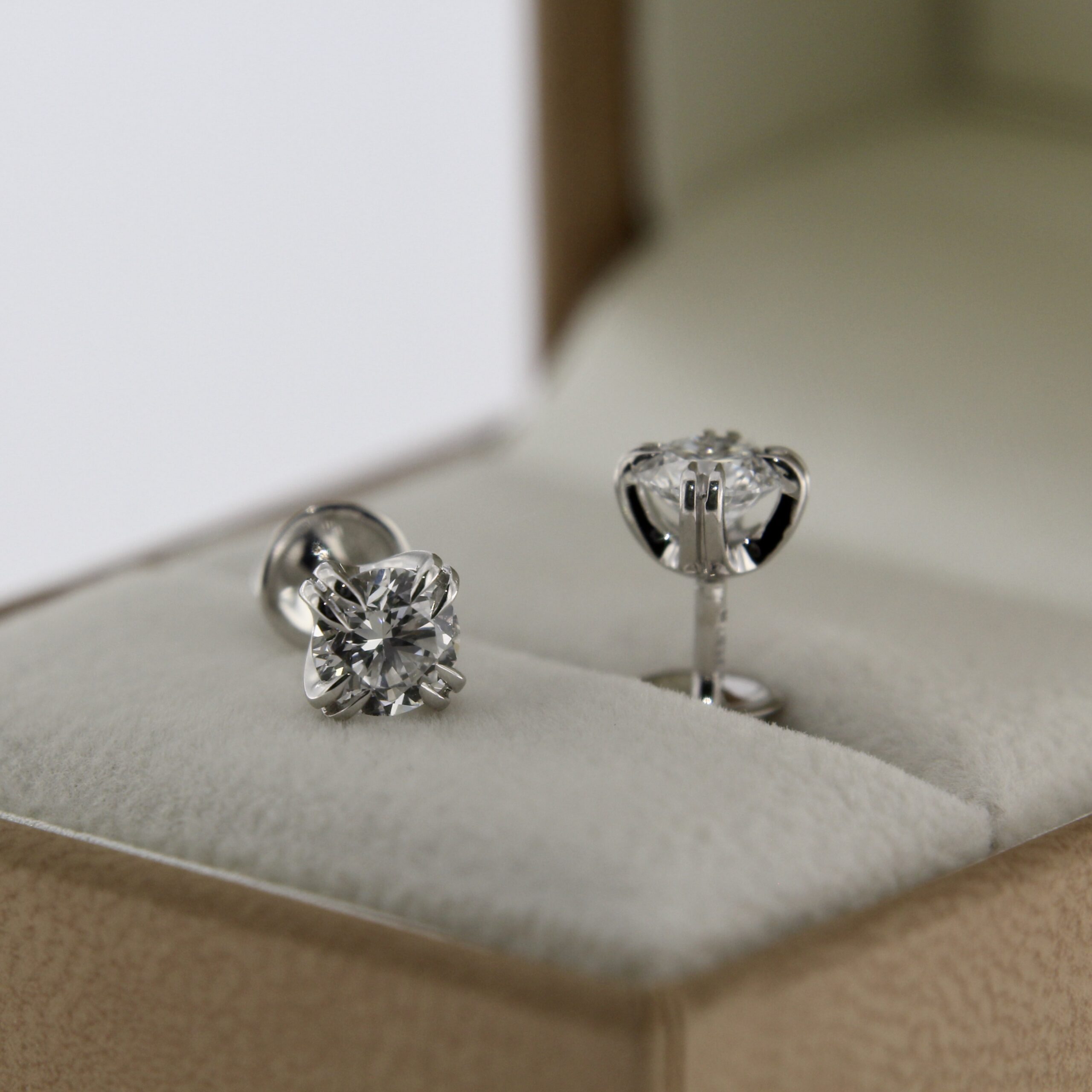 Kuldkõrvarõngad briljantidega1