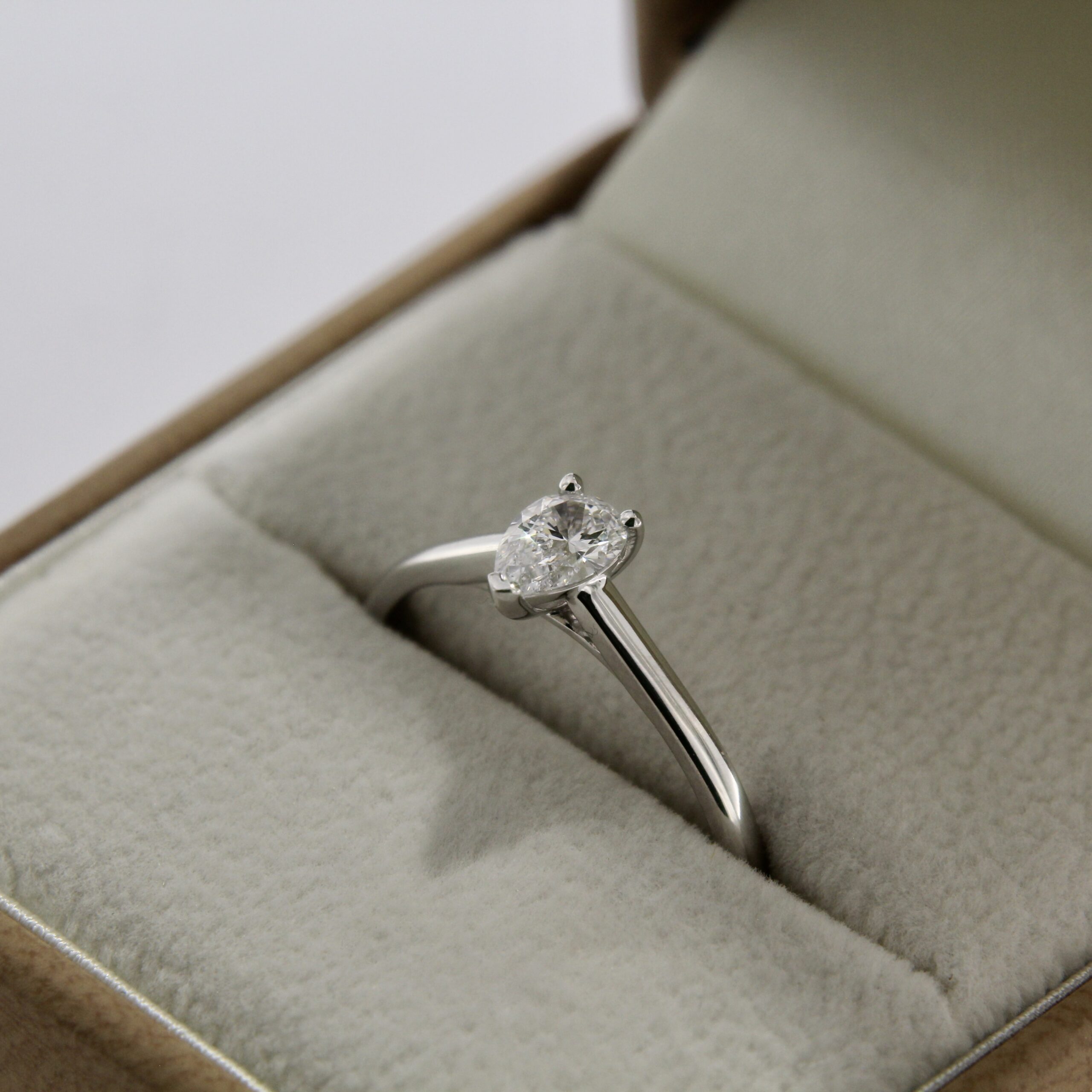 Kuldsõrmus briljandiga