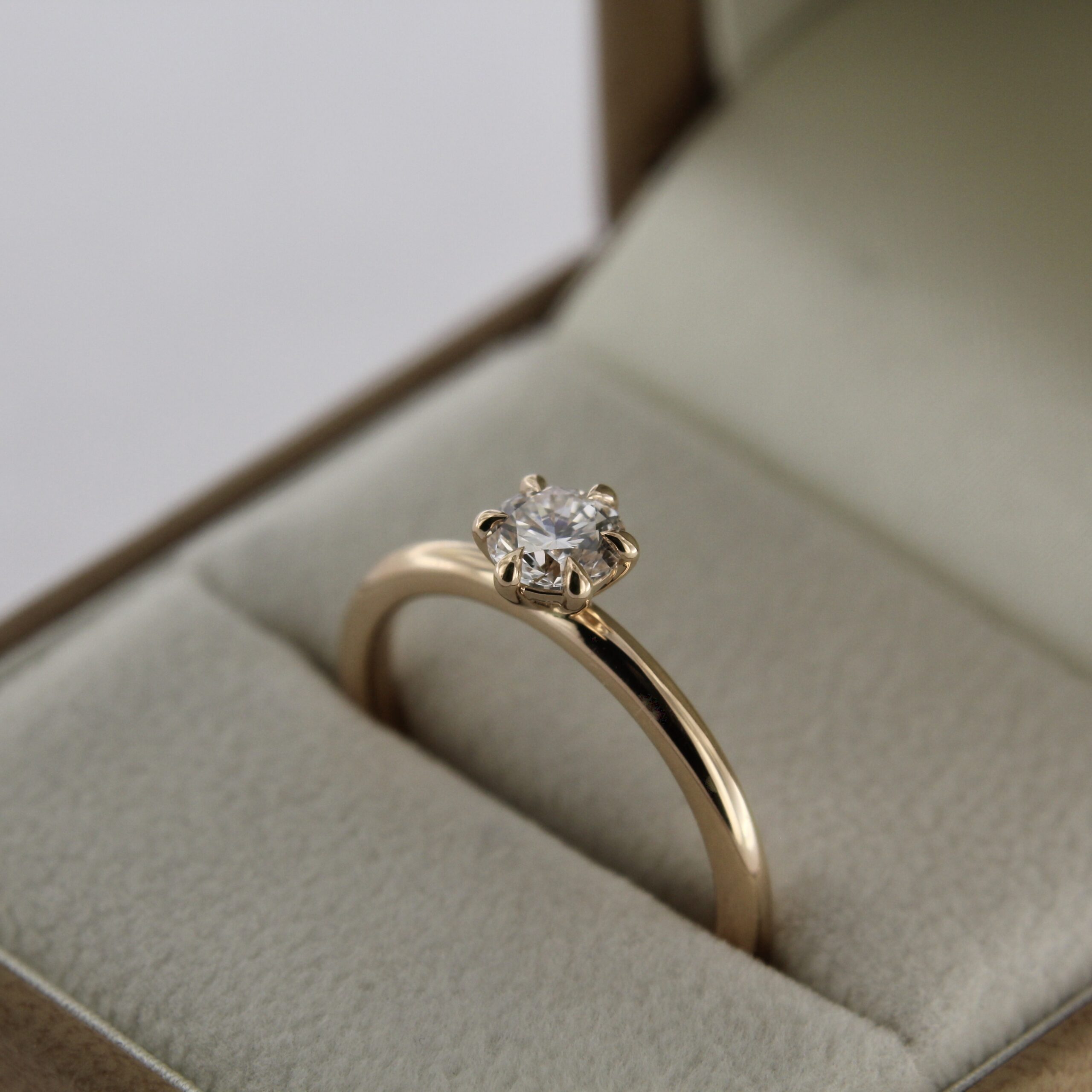 Kuldsõrmus briljandiga