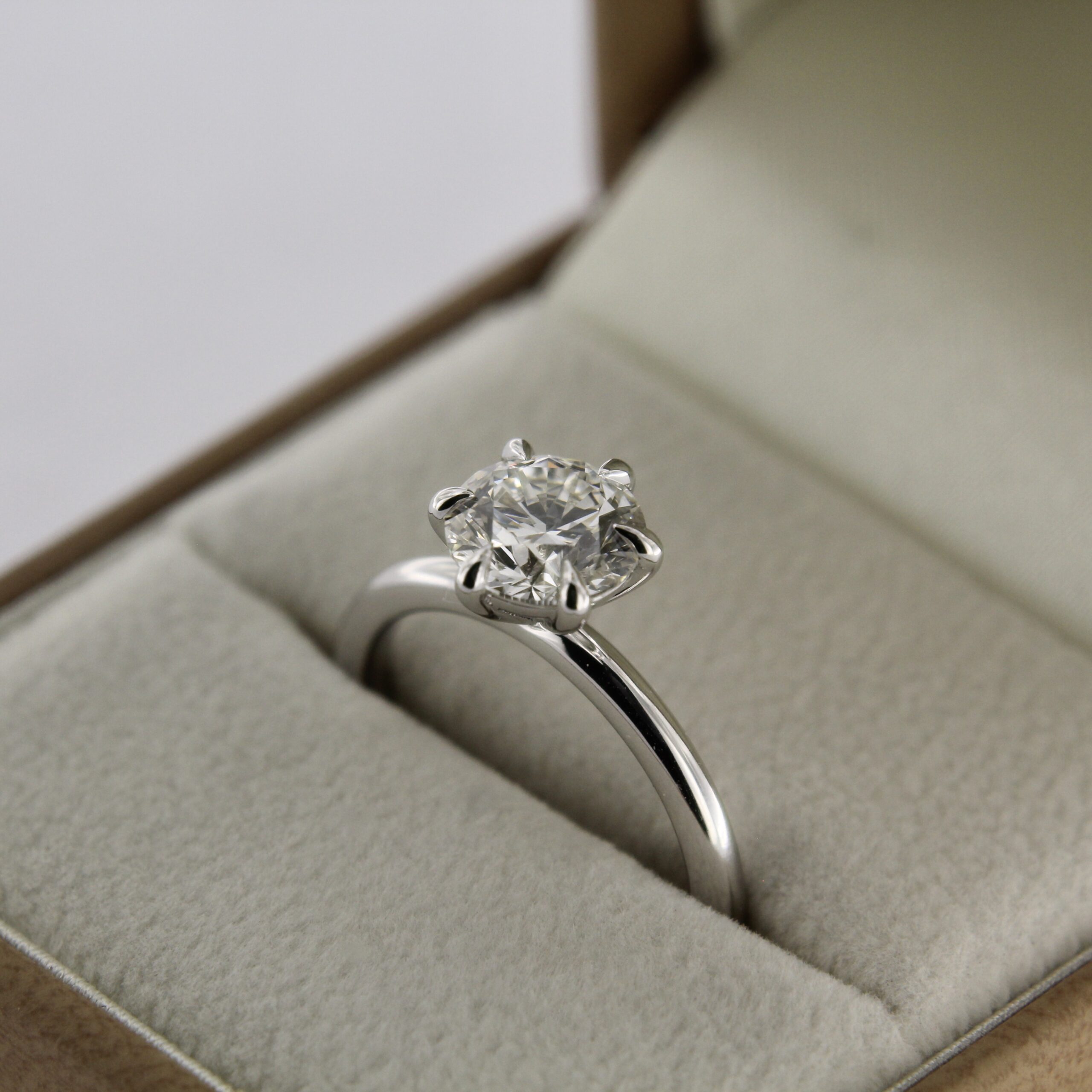 Kuldsõrmus briljandiga