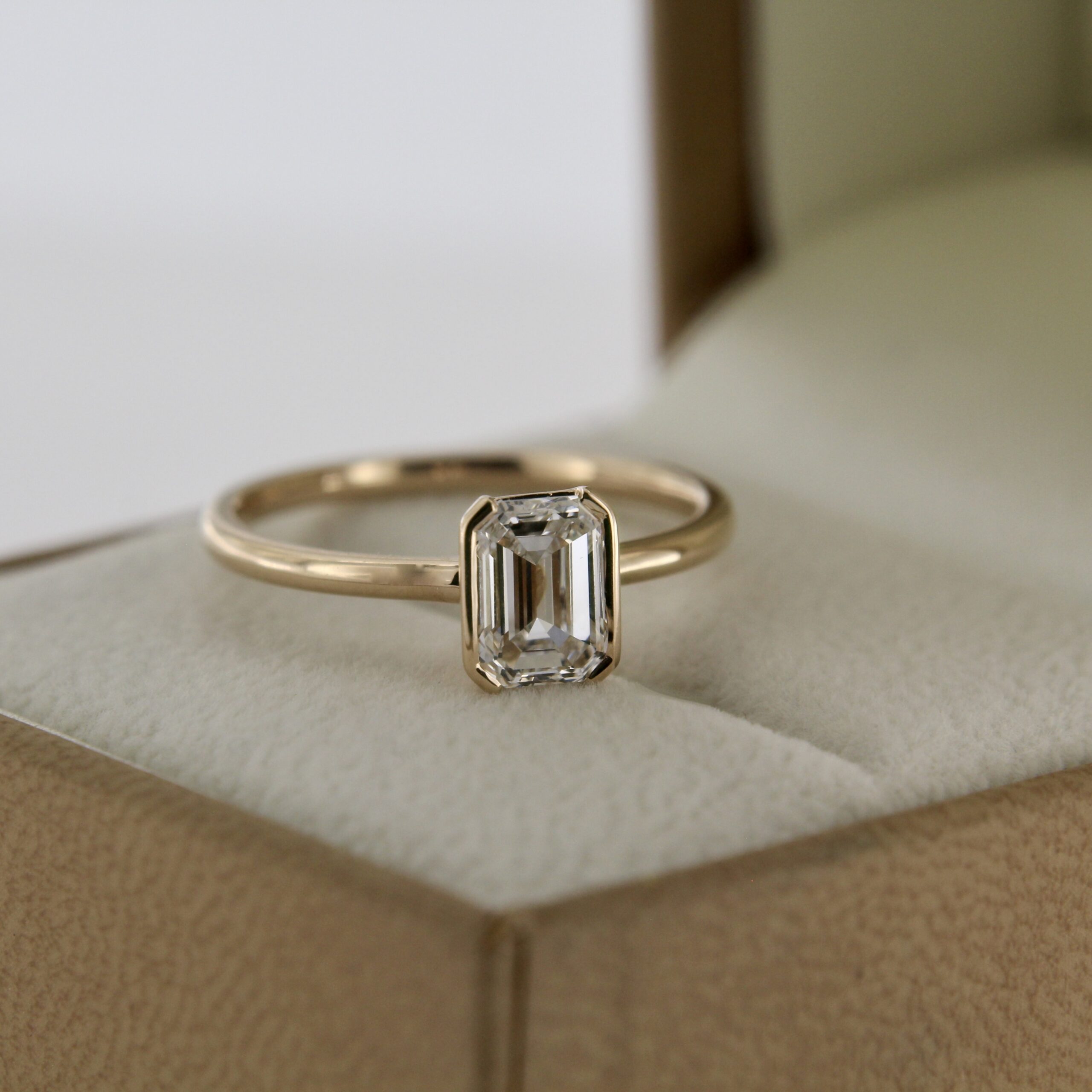 Kuldsõrmus briljandiga