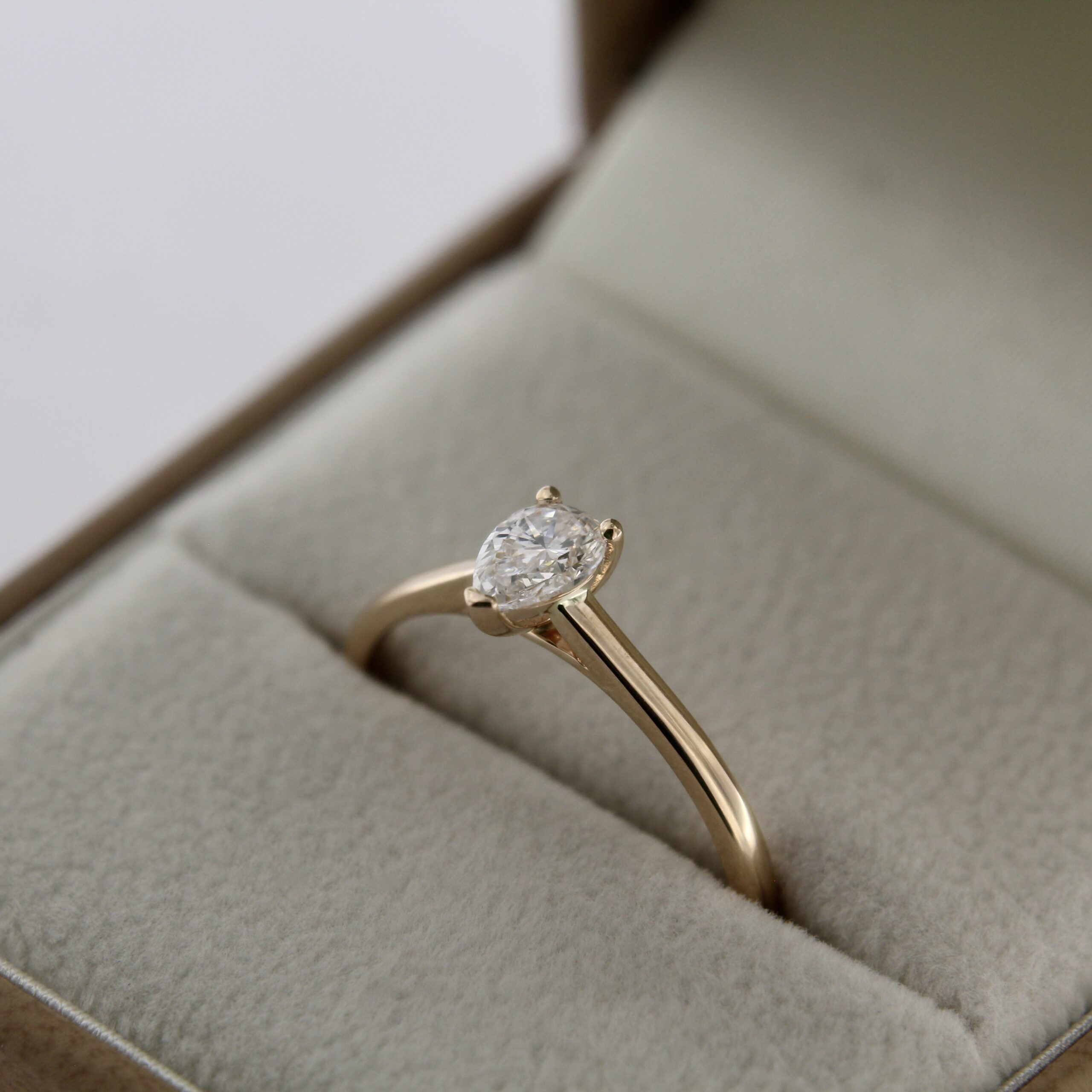 Kuldsõrmus briljandiga