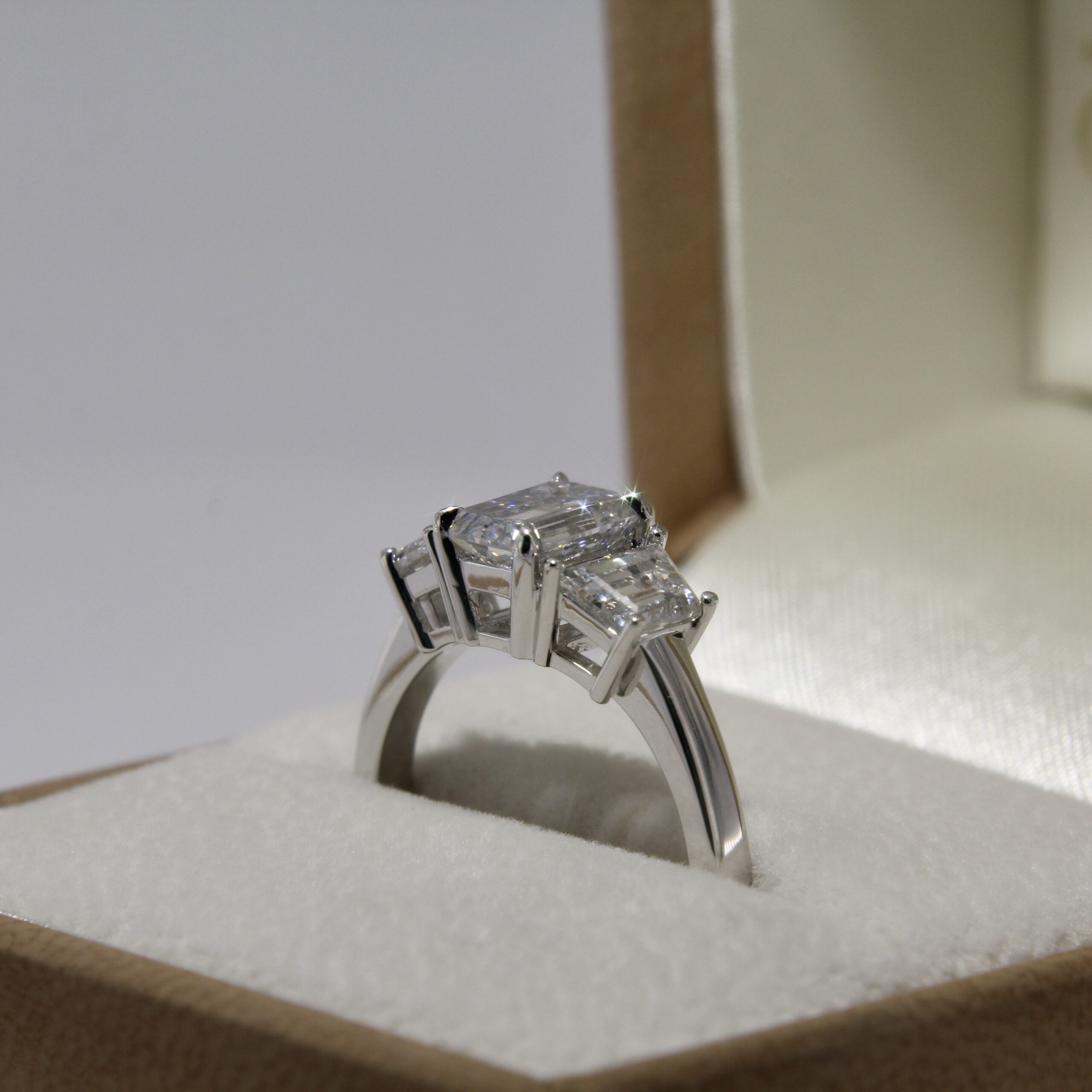 Kuldsõrmus briljantidega