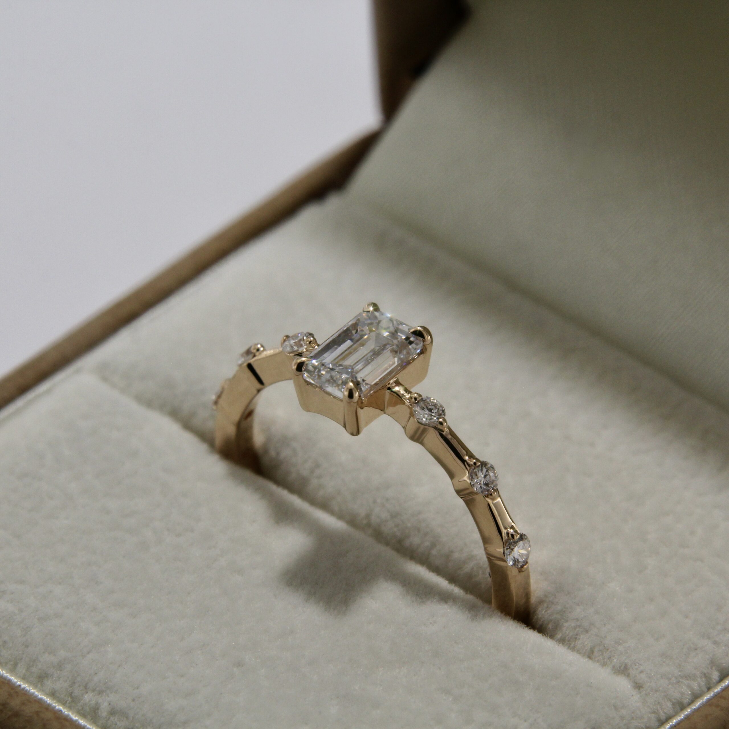 Kuldsõrmus briljantidega1