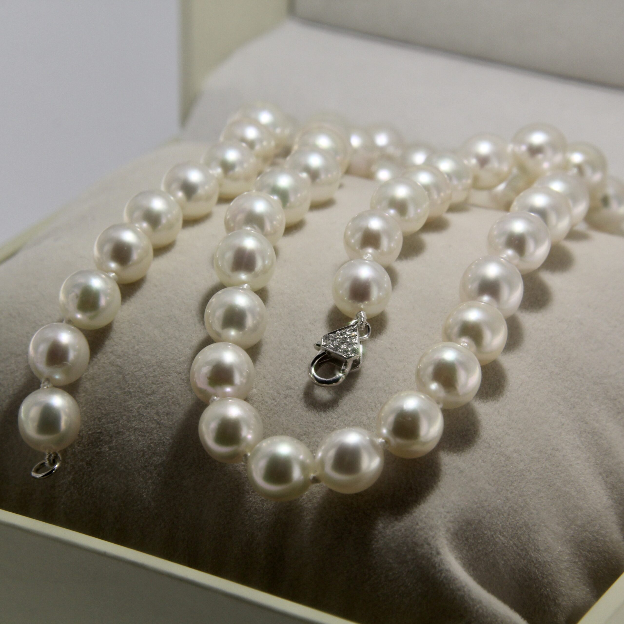 Kuldkaelakee teemantidega ja Akoya pärliga