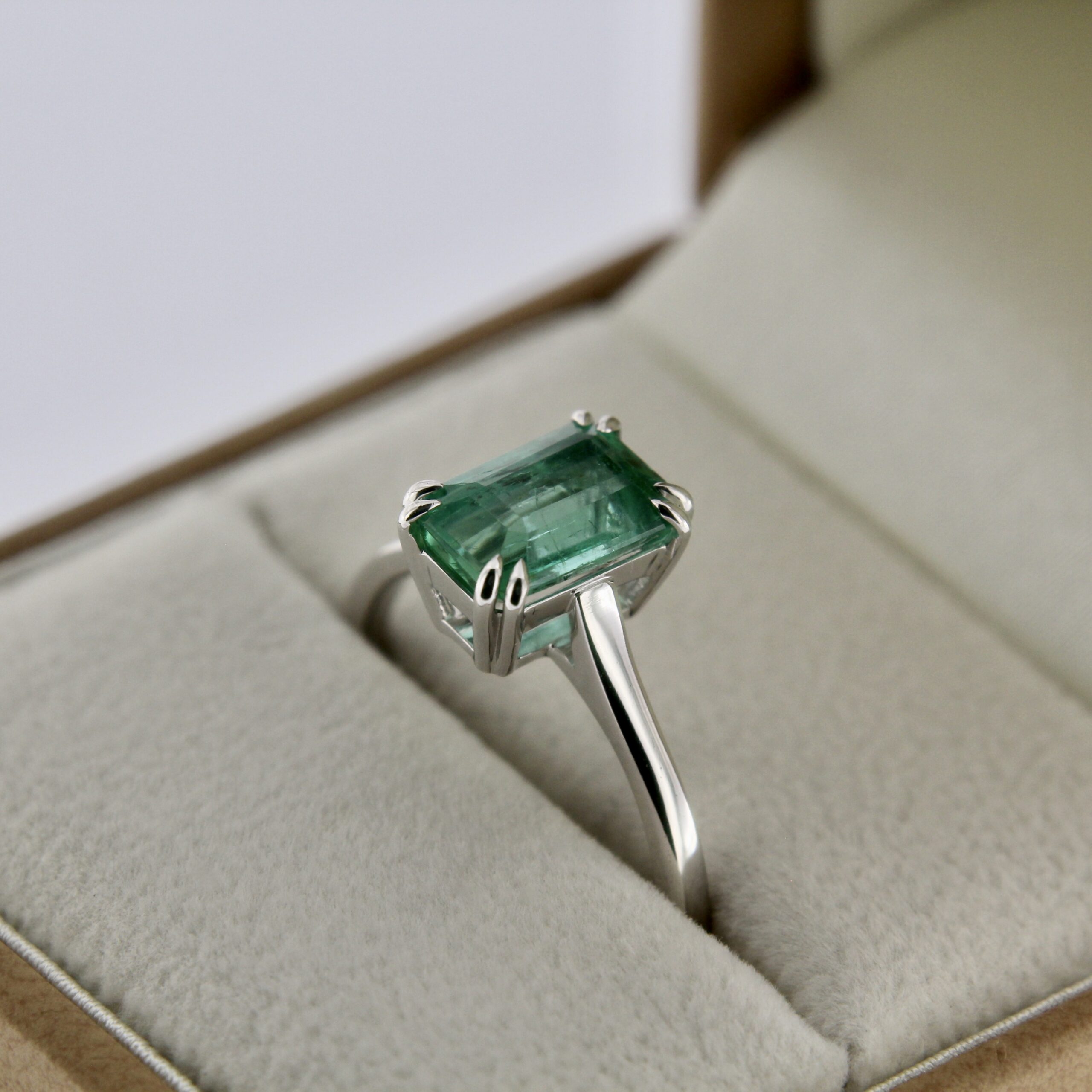 Kuldsõrmus Zambia smaragdiga