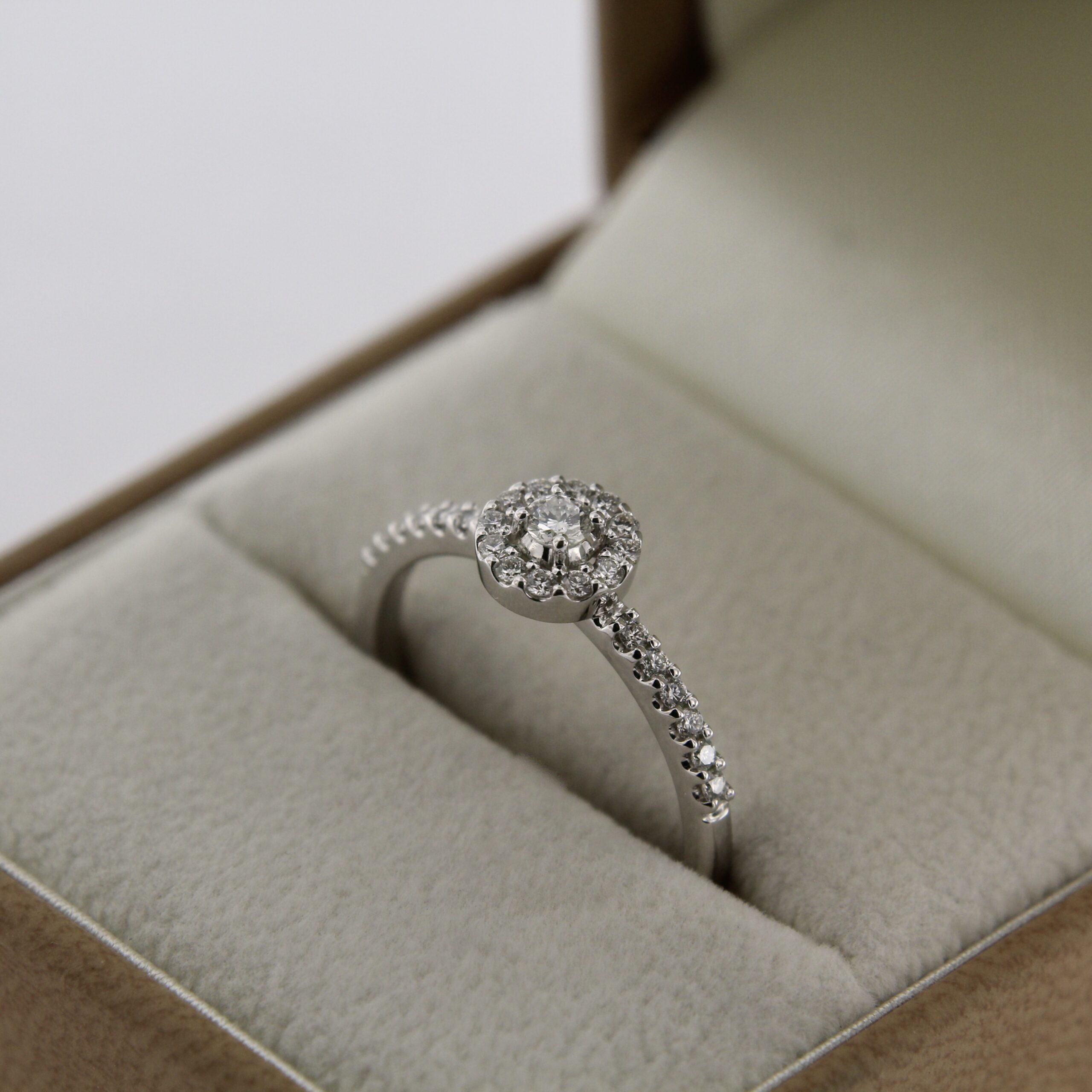 Kuldsõrmus briljantidega