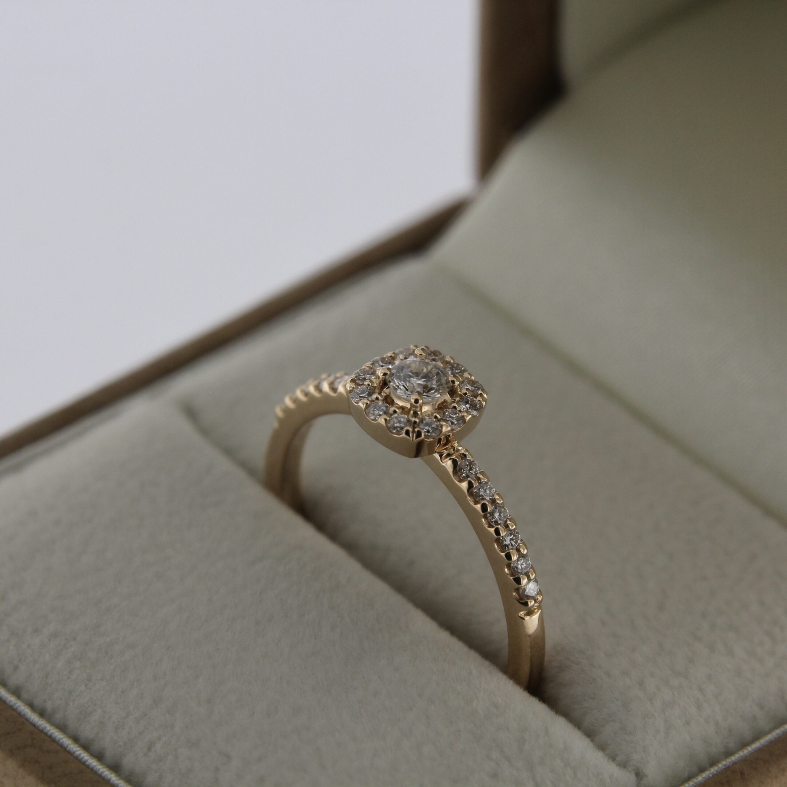 Kuldsõrmus briljantidega