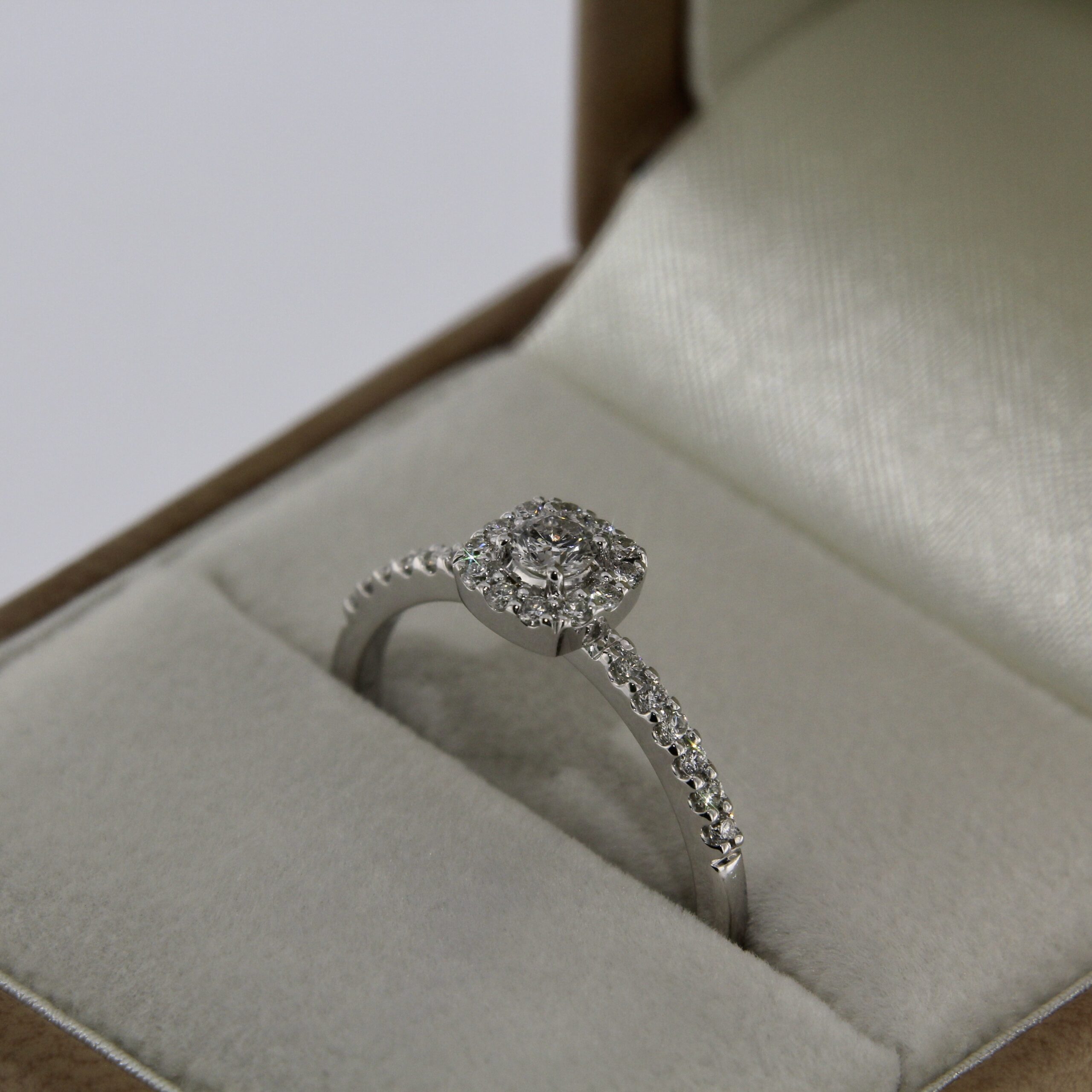 Kuldsõrmus briljantidega