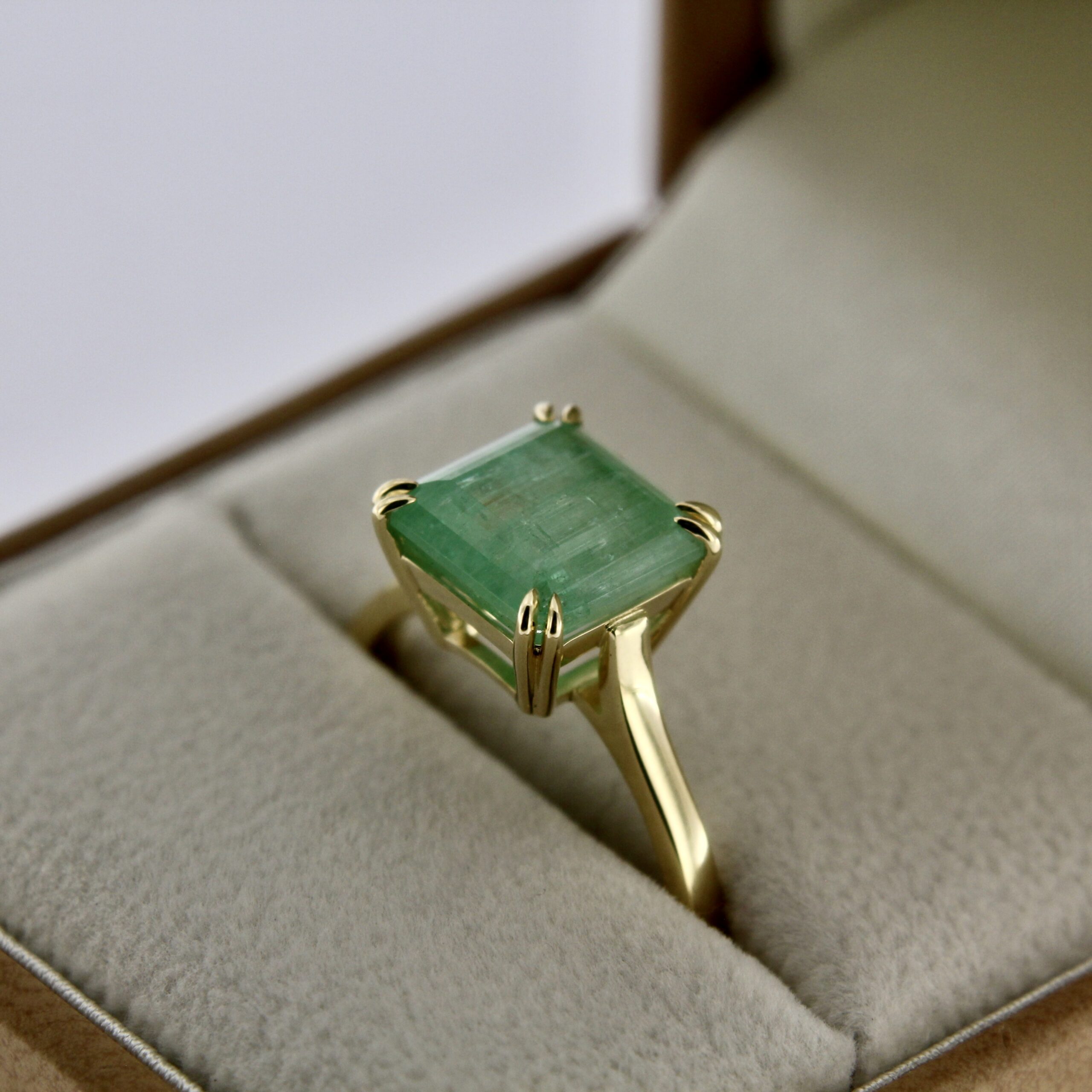 Kuldsõrmus smaragdiga 2