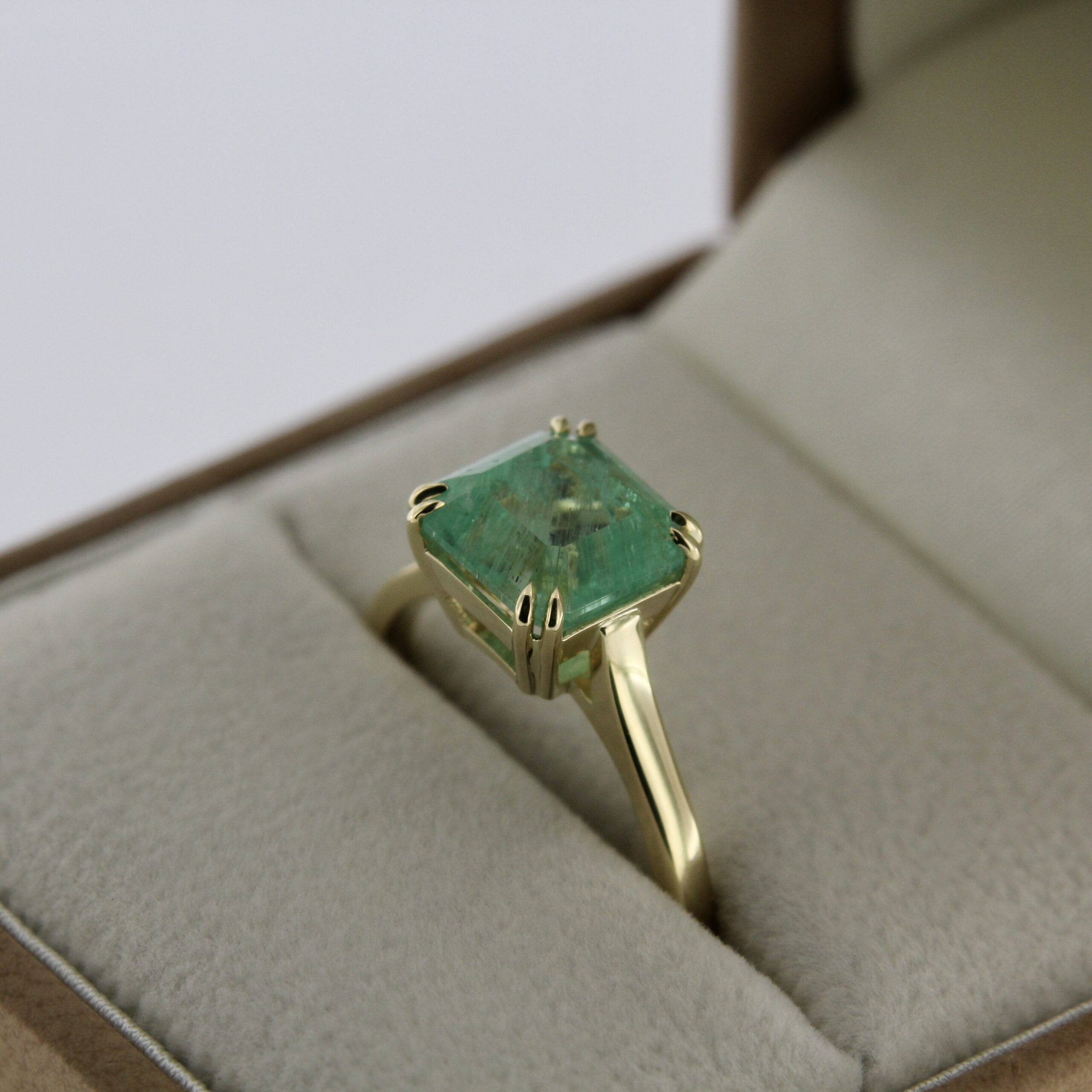 Kuldsõrmus smaragdiga